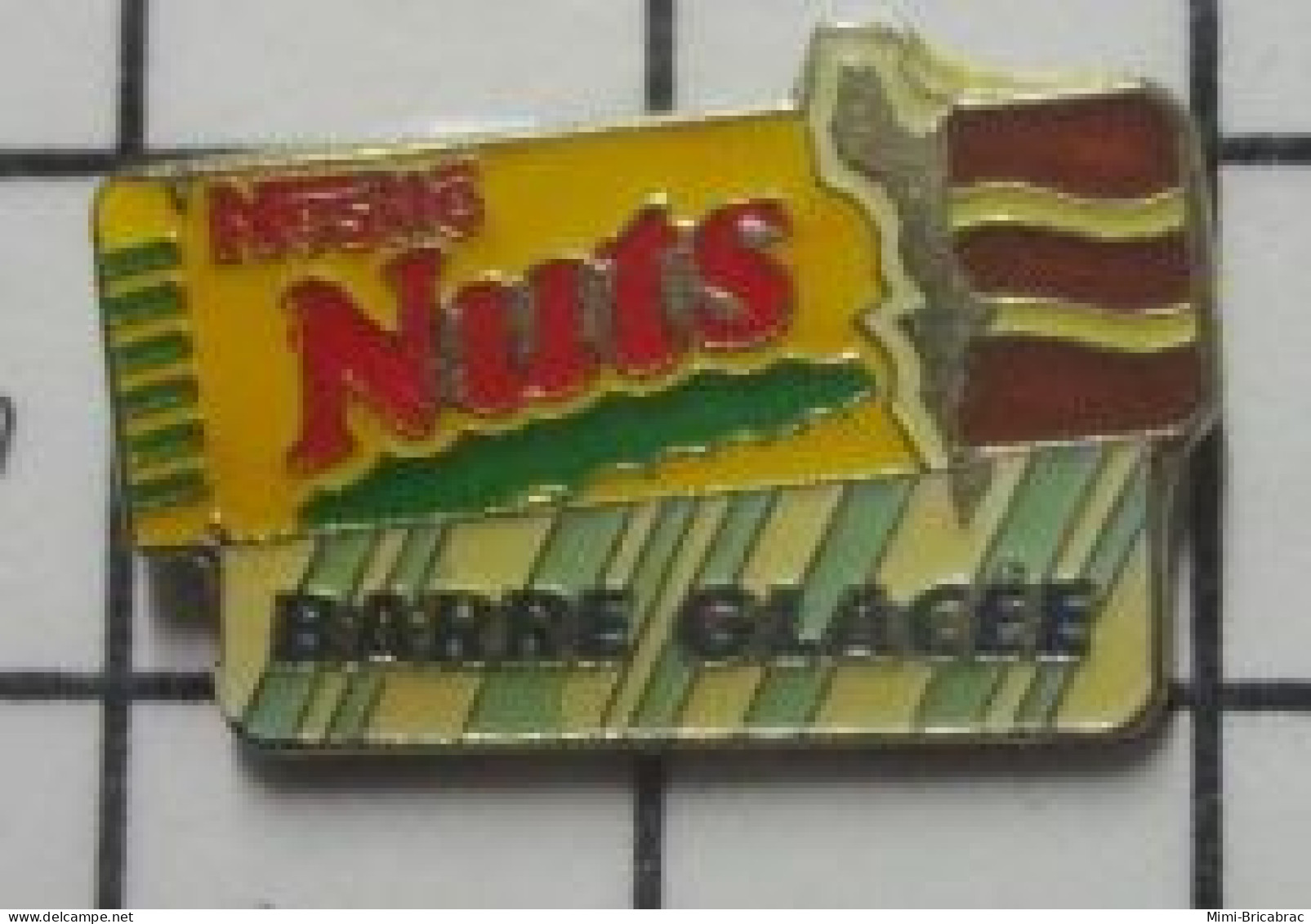 713B  Pin's Pins / Beau Et Rare / ALIMENTATION / BARRE GLACEE CHOCOLAT NUTS NESTLE - Alimentation