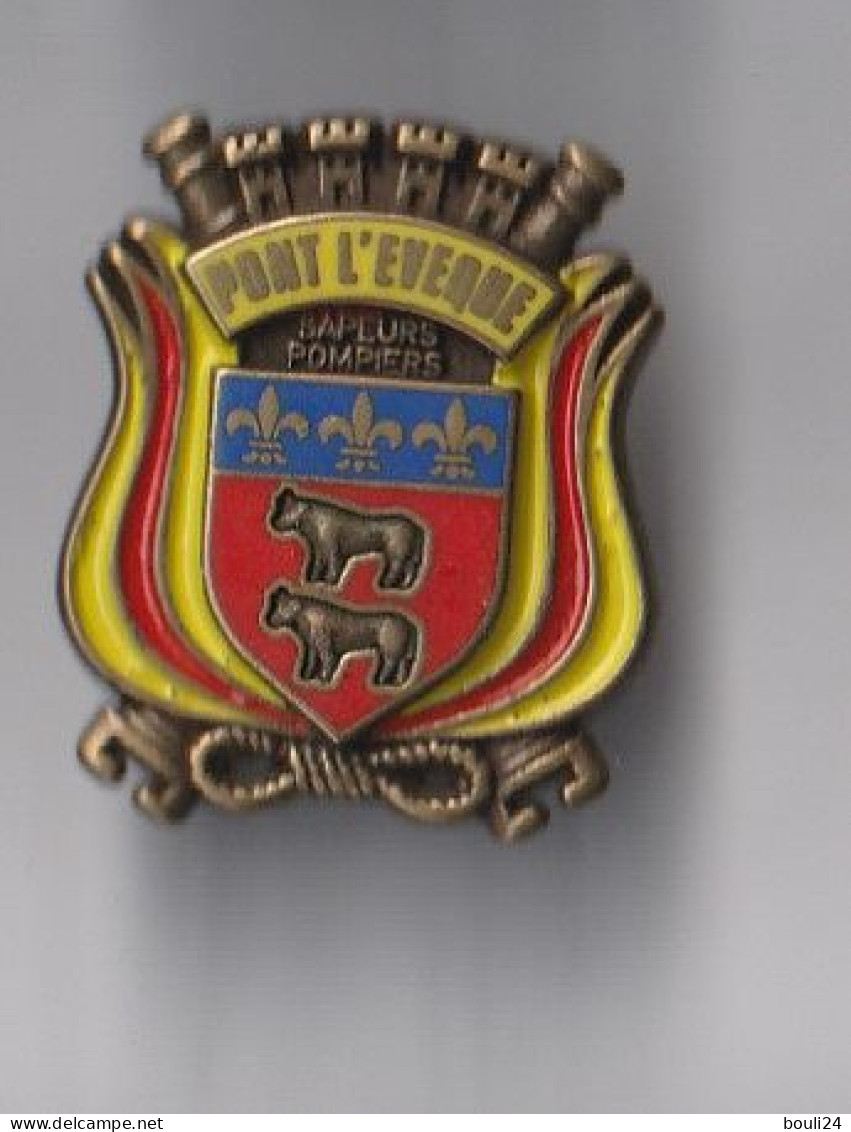 PIN'S THEME POMPIERS DE PONT L'EVEQUE EN CALVADOS LE BLASON DE LA VILLE - Feuerwehr