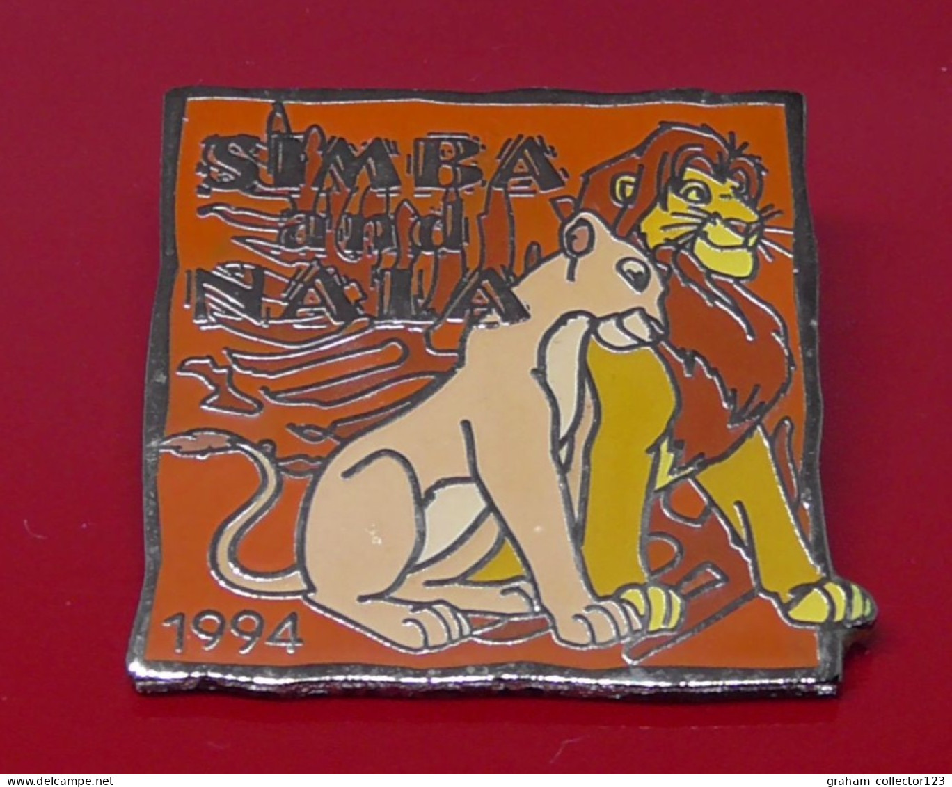 Modern Enamel And Metal Badge Disney Countdown To The Millennium Simba And Nala Lion King - Disney