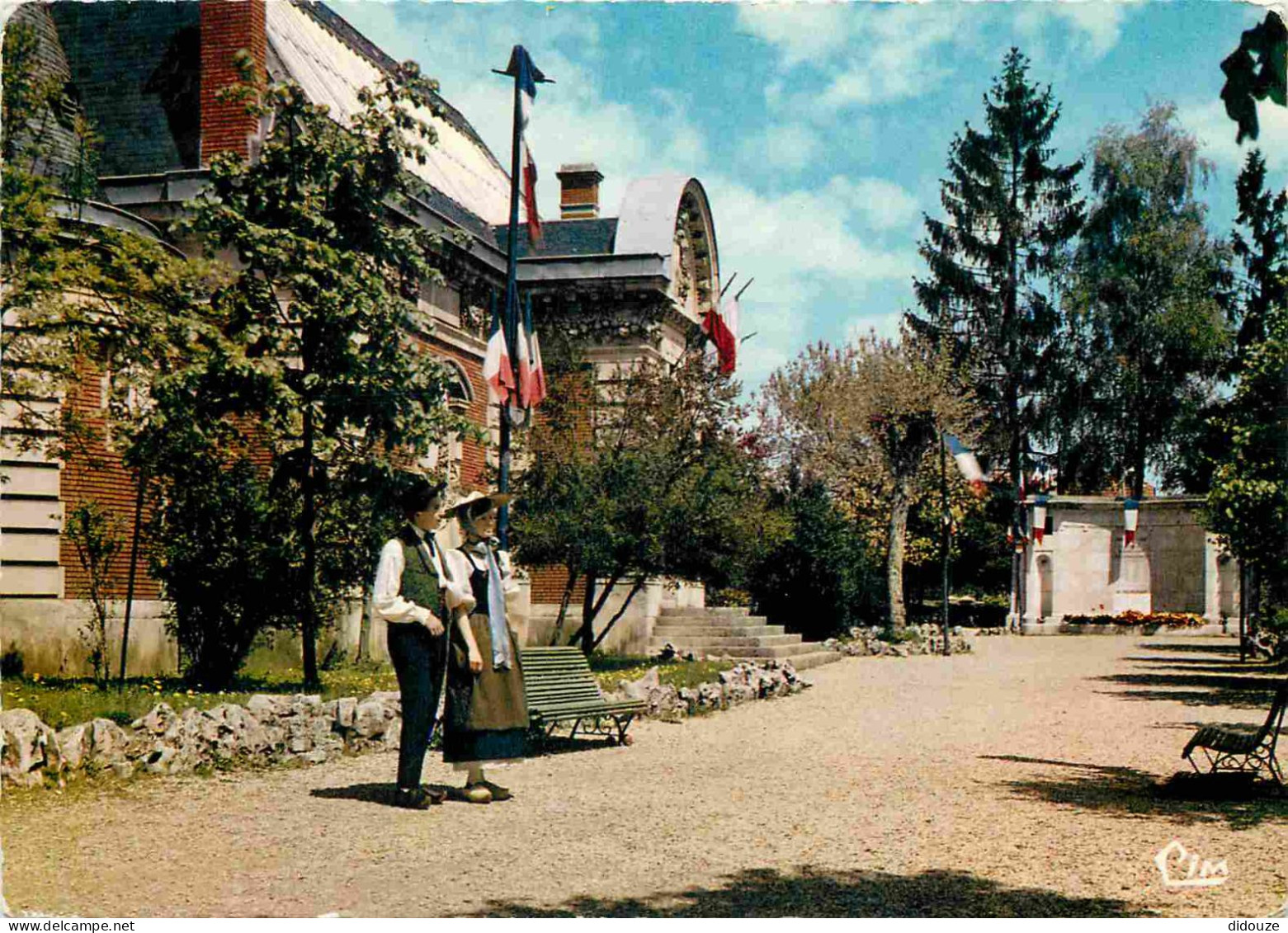 70 - Héricourt - Le Musée - Folklore Avec Les Gauch'nots Et Gauch'nottes De Luxeuil Les Bains - Carte Dentelée - CPSM Gr - Héricourt