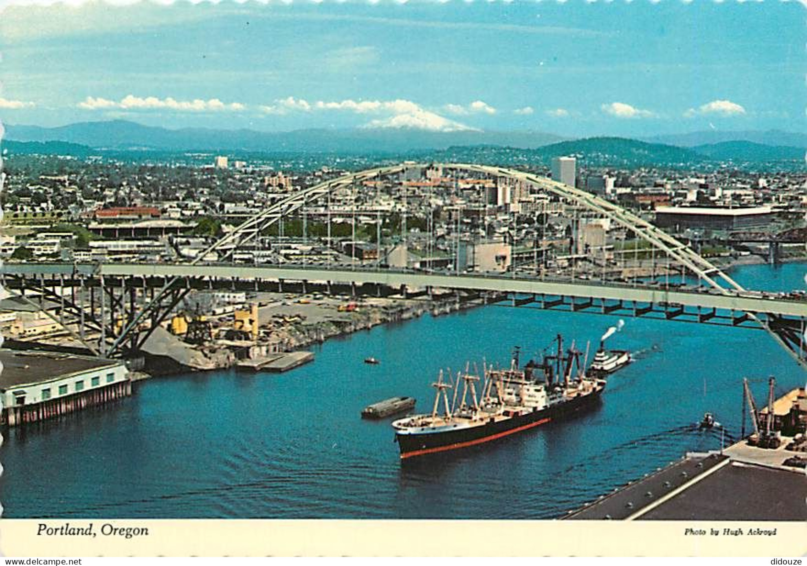 Etats Unis - Portland - Océan Freighter In Willamette River Under New Freemont Bridge - Mt. Hood In Background - Aerial  - Portland