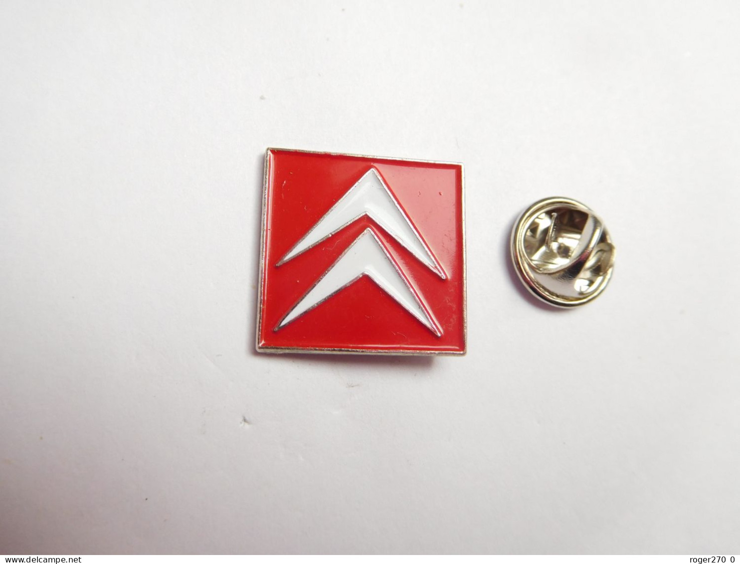 Beau Pin's , Auto Citroën , Logo , Fond Argent , Dimensions : 18,5 X 18,5 Mm , Verso Quadrillé - Citroën