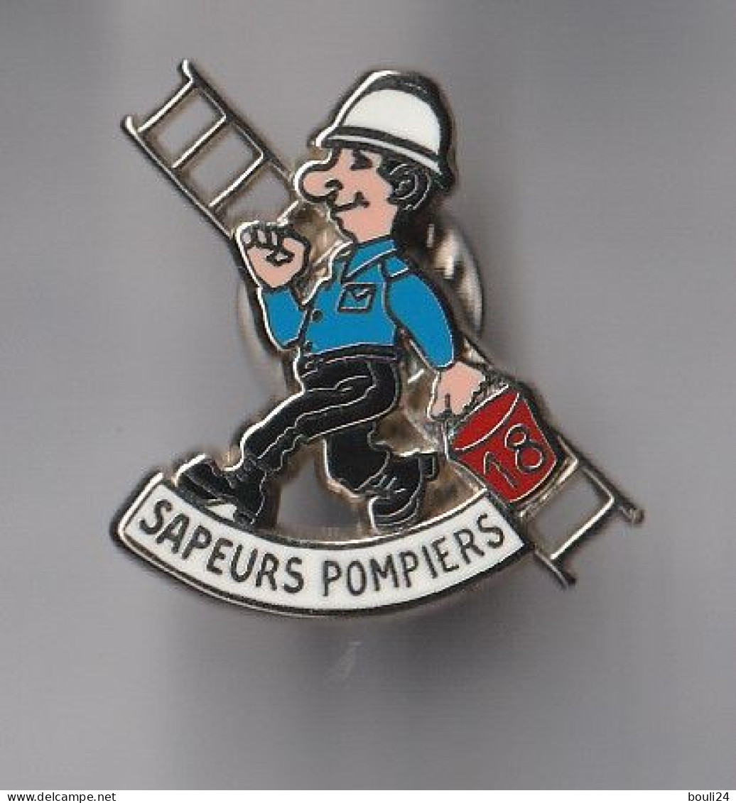 PIN'S THEME  POMPIERS ECHELLE  PORTEE PAR UN POMPIER - Firemen