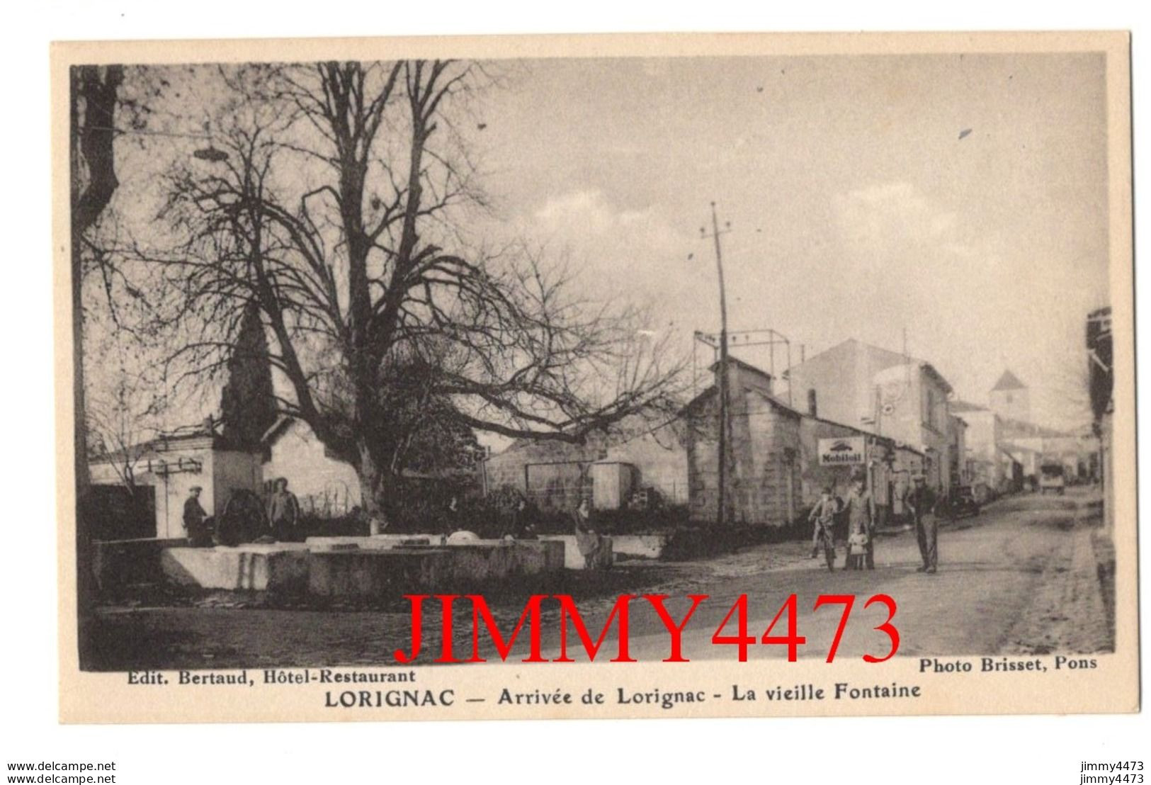 CPA - LORIGNAC - Arrivée De Lorignac - La Vieille Fontaine ( Rue Bien Animée ) ( Canton De Pons ) Edit. Bertaud Hôtel - Pons
