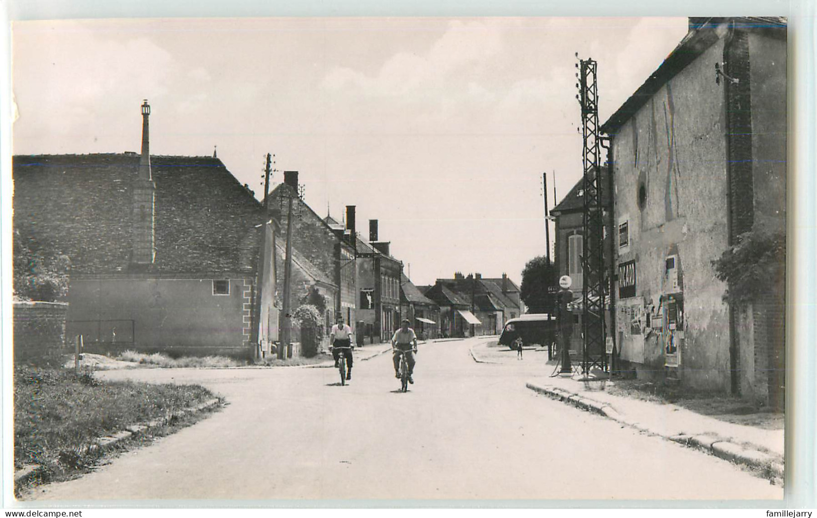 34949 - NEUVY SAUTOUR - CPSM - CARREFOUR DE LA ROUTE DE BOULAY ET GRANDE RUE  - Neuvy Sautour