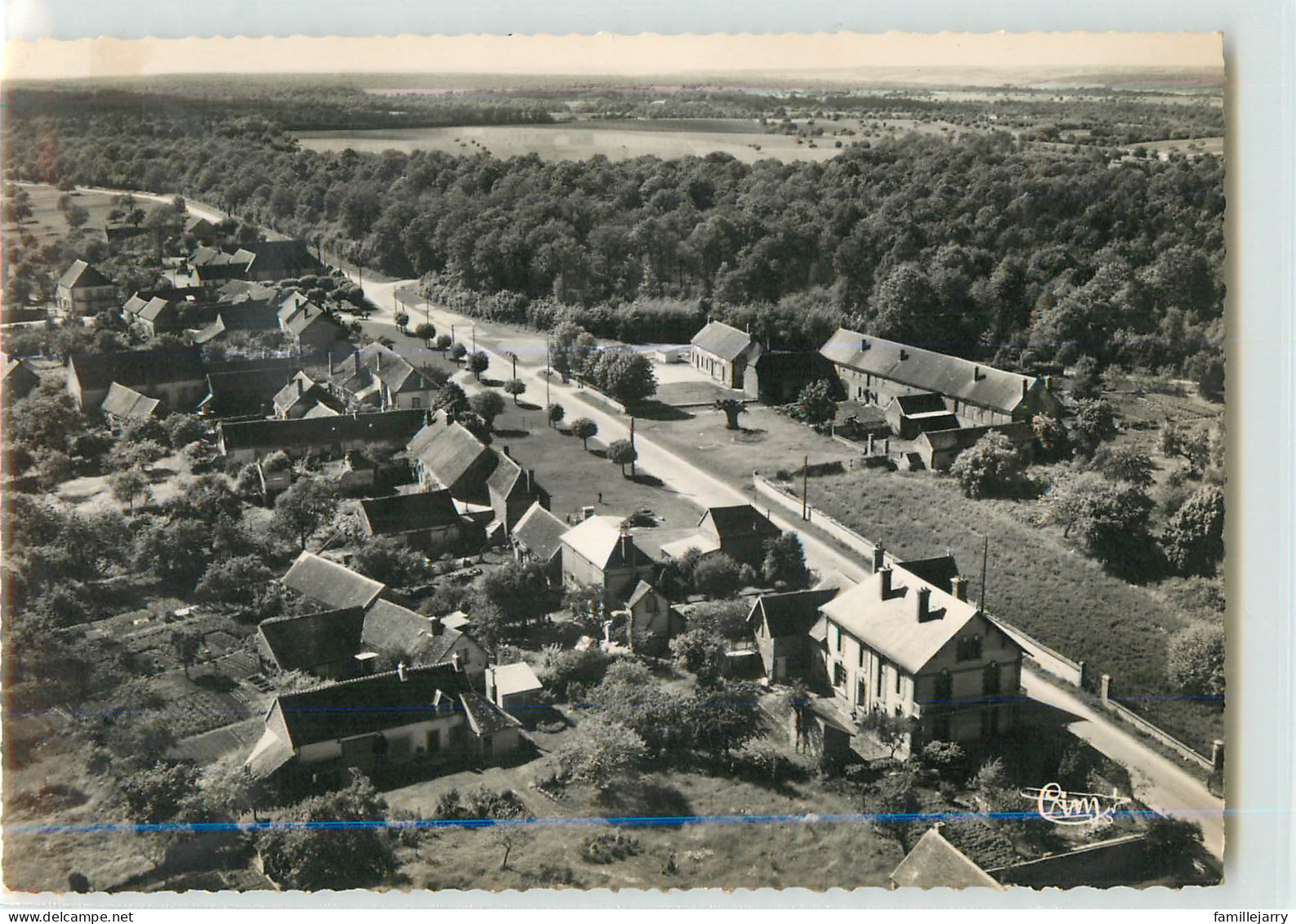 35324 - VILLEBLEVIN - CPSM - VUE AERIENNE SUR LA PLACE - Villeblevin