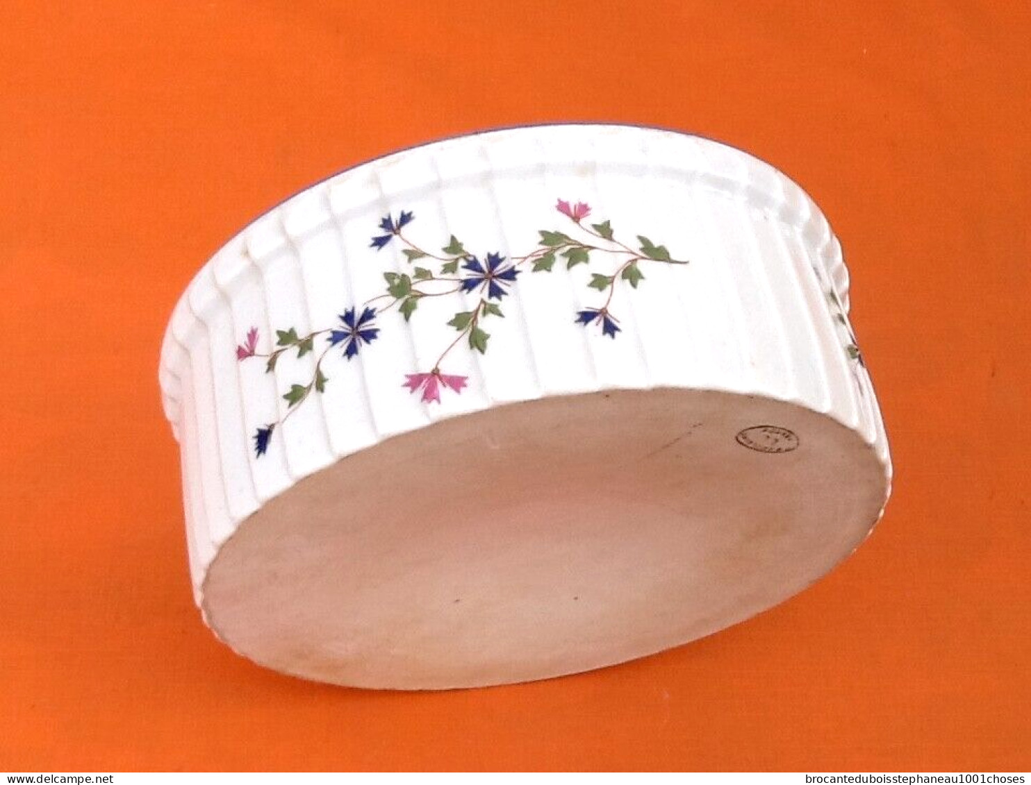 Années 1930  Plat à Soufflé N° 1  Décor Floral "aux Barbeaux" L.L (Louis Lourioux) Foëcy Porcelaine France - Autres & Non Classés