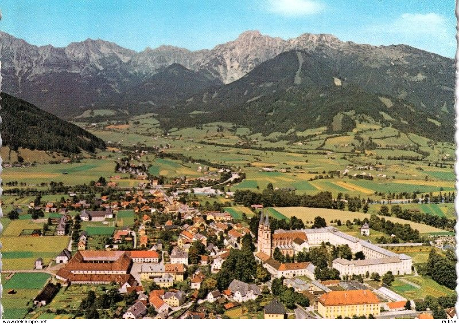 1 AK Österreich / Steiermark * Luftbildaufnahme Von Admont Mit Den Hallermauern Im Hintergrund * - Admont