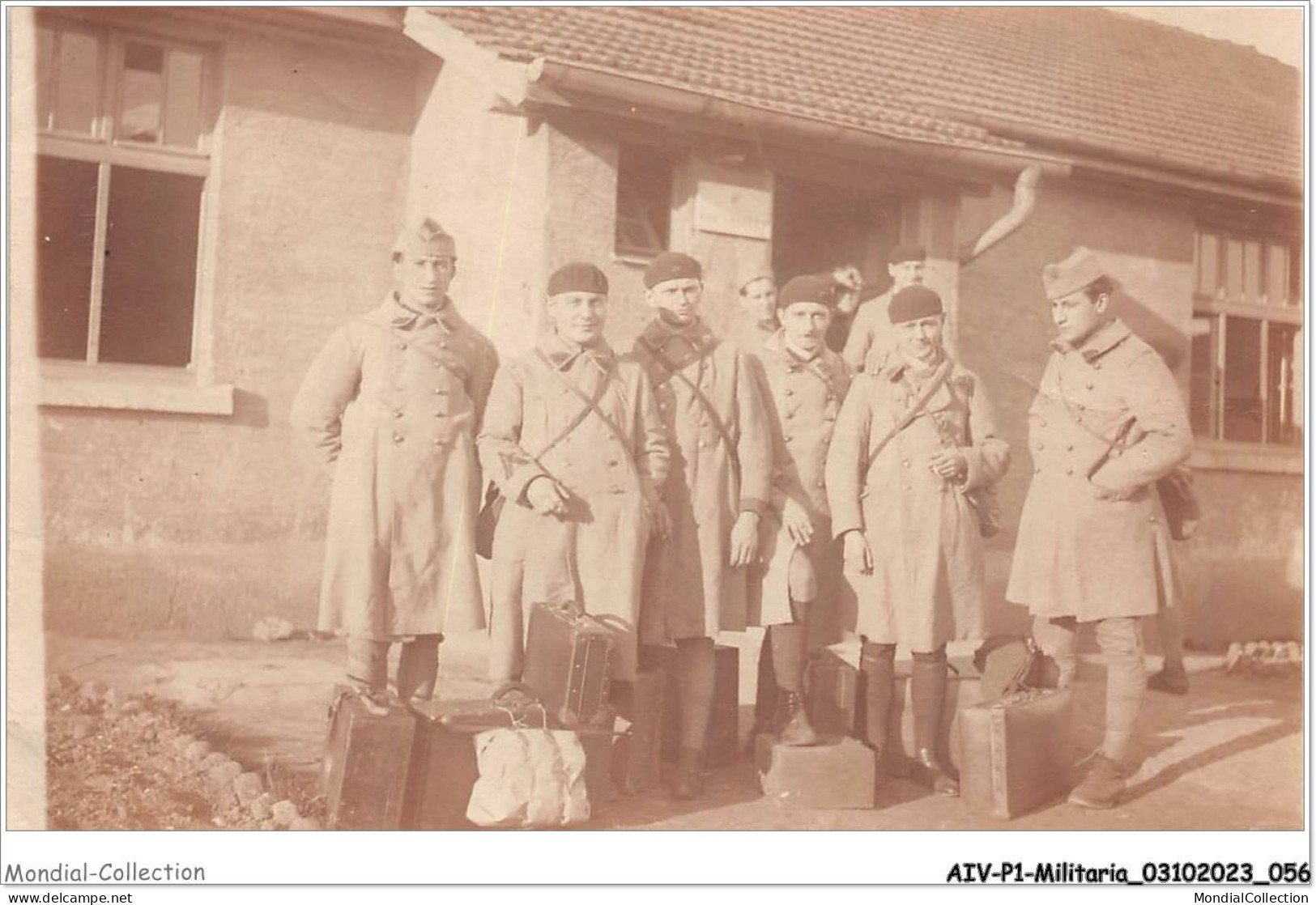 AIVP1-0029 - MILITARIA - GROUPE DE SOLDAT  - Uniformi