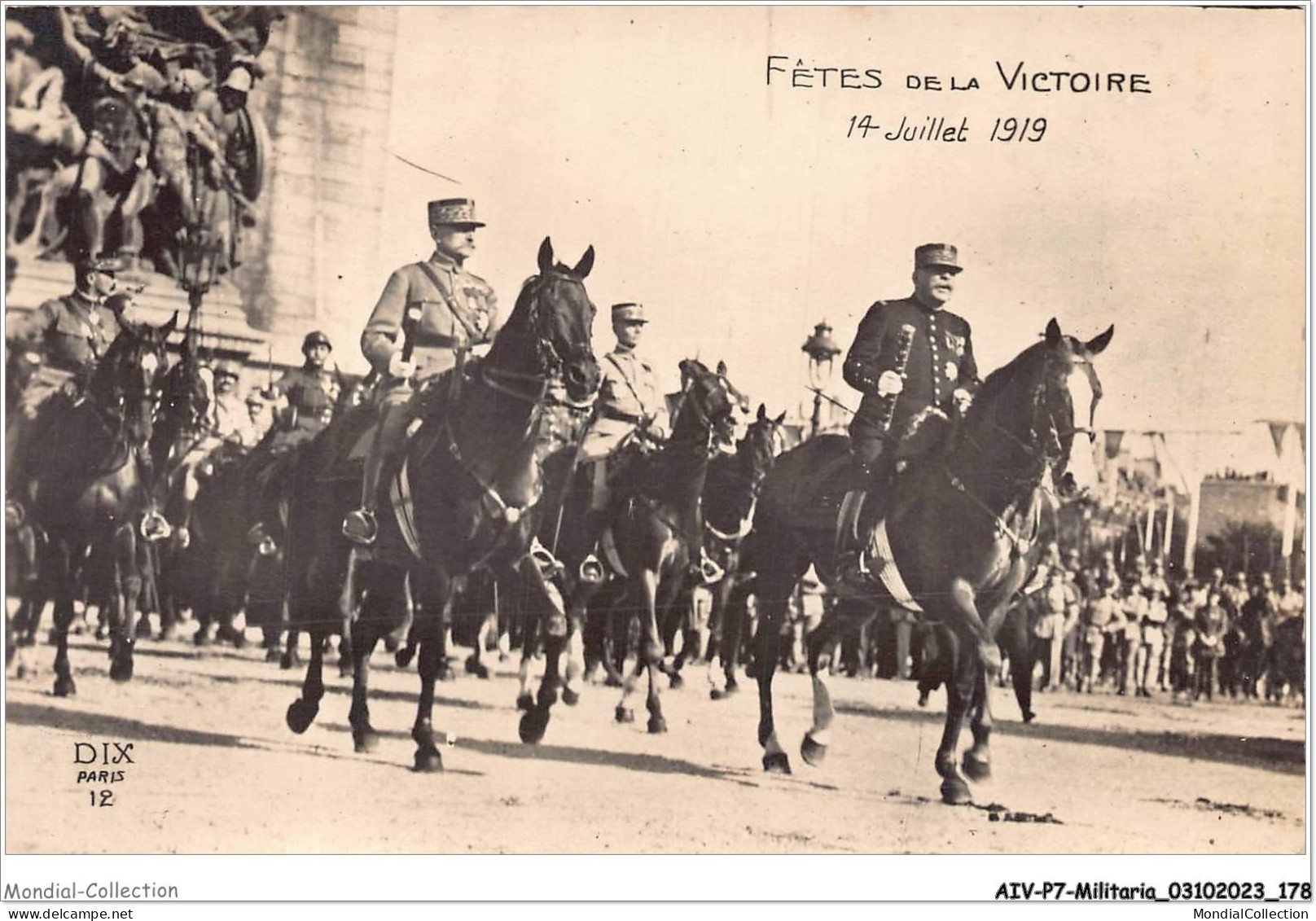 AIVP7-0725 - MILITARIA - FETES DE LA VICTOIRE  - War Memorials