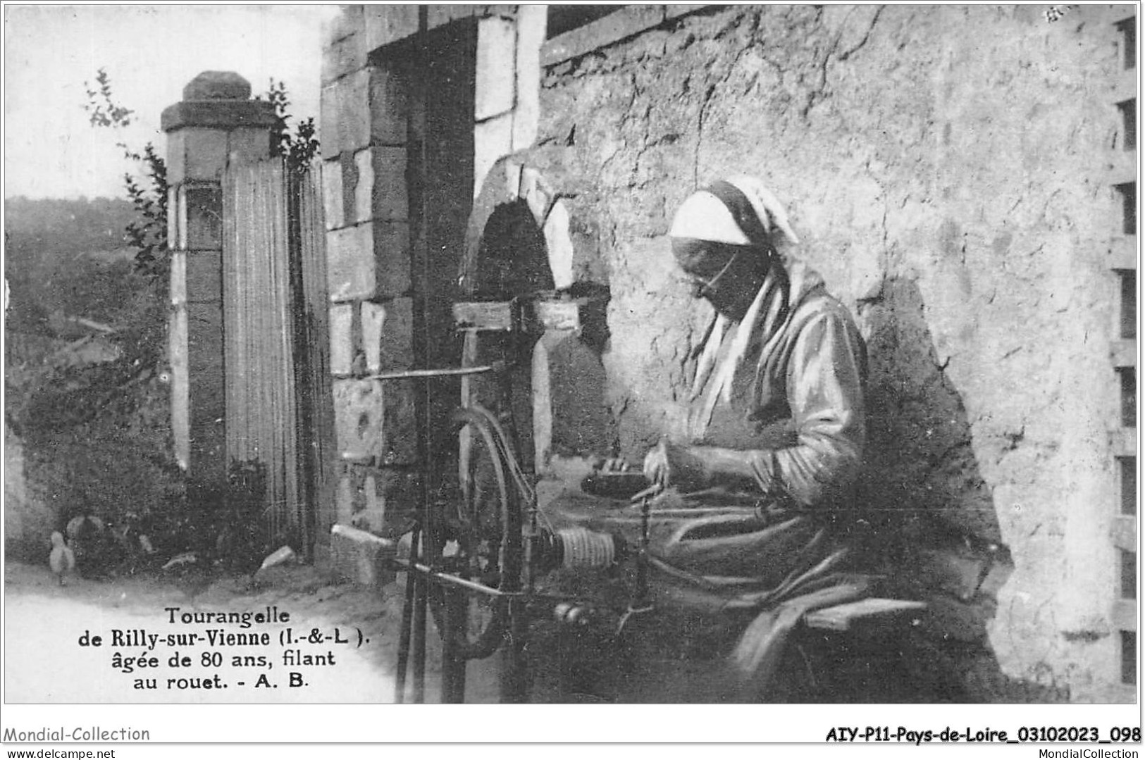 AIYP11-PAYS-DE-LOIRE-1064 - TOURANGELLE - De Rilly-sur-Vienne - Agée De 80ans - Filant Au Rouet - Pays De La Loire