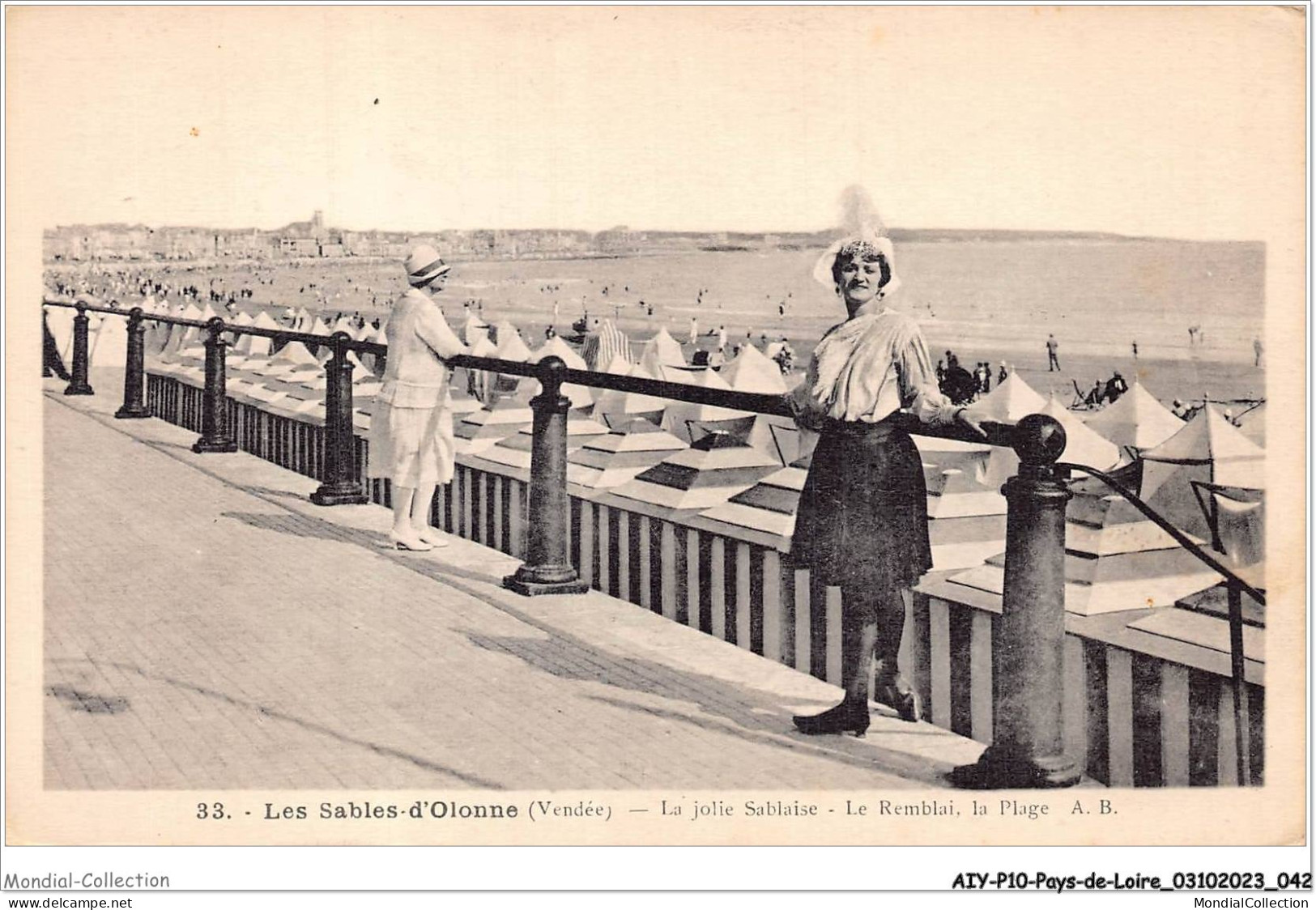 AIYP10-PAYS-DE-LOIRE-0925 - LES SABLES-D'OLONNE - La Jolie Sablaise - Le Remblai - La Plage - Pays De La Loire