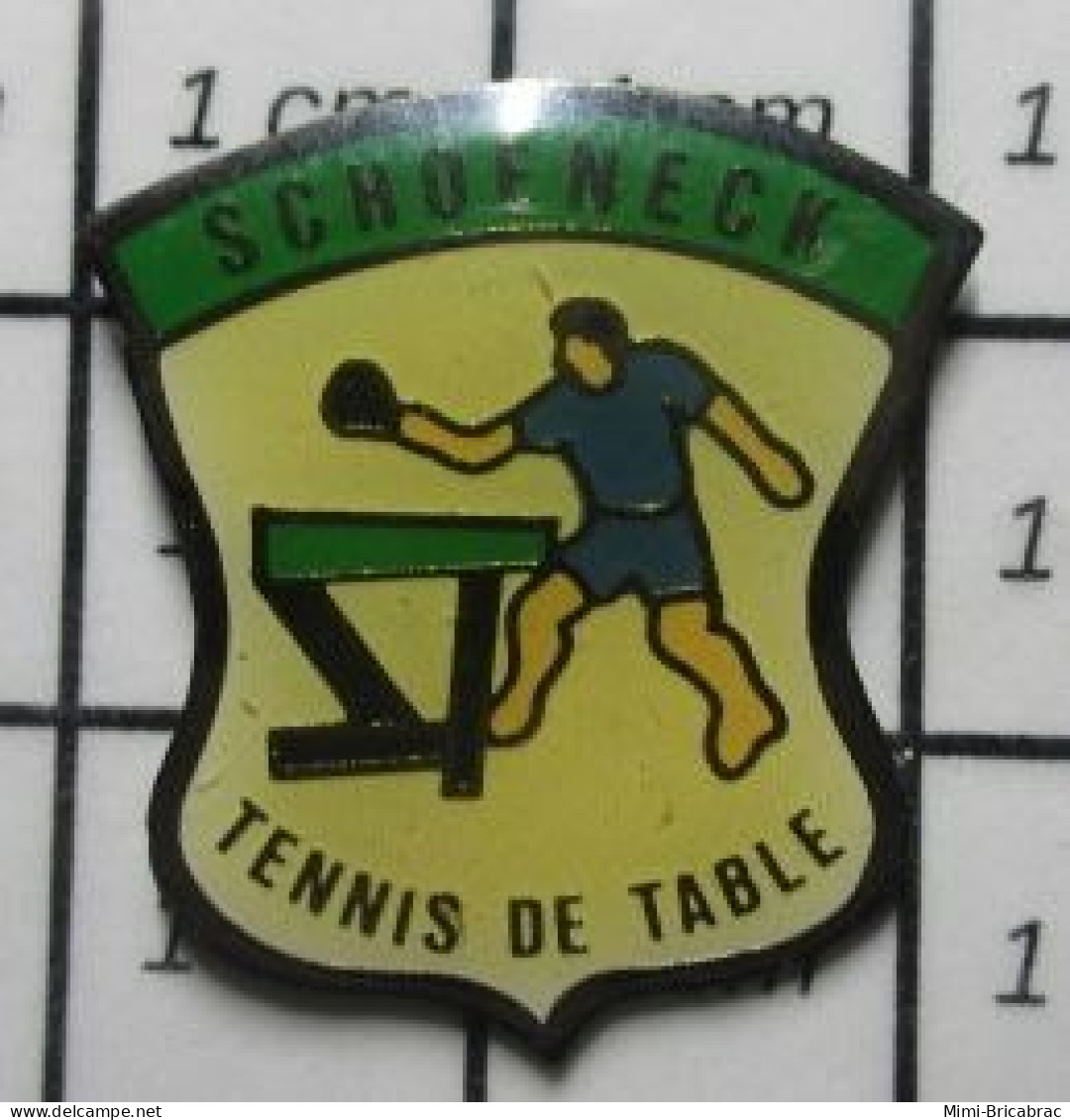 713B Pin's Pins / Beau Et Rare : SPORTS / PING-PONG TENNIS DE TABLE SCHOENECK On Joue Pieds Nus ? - Table Tennis