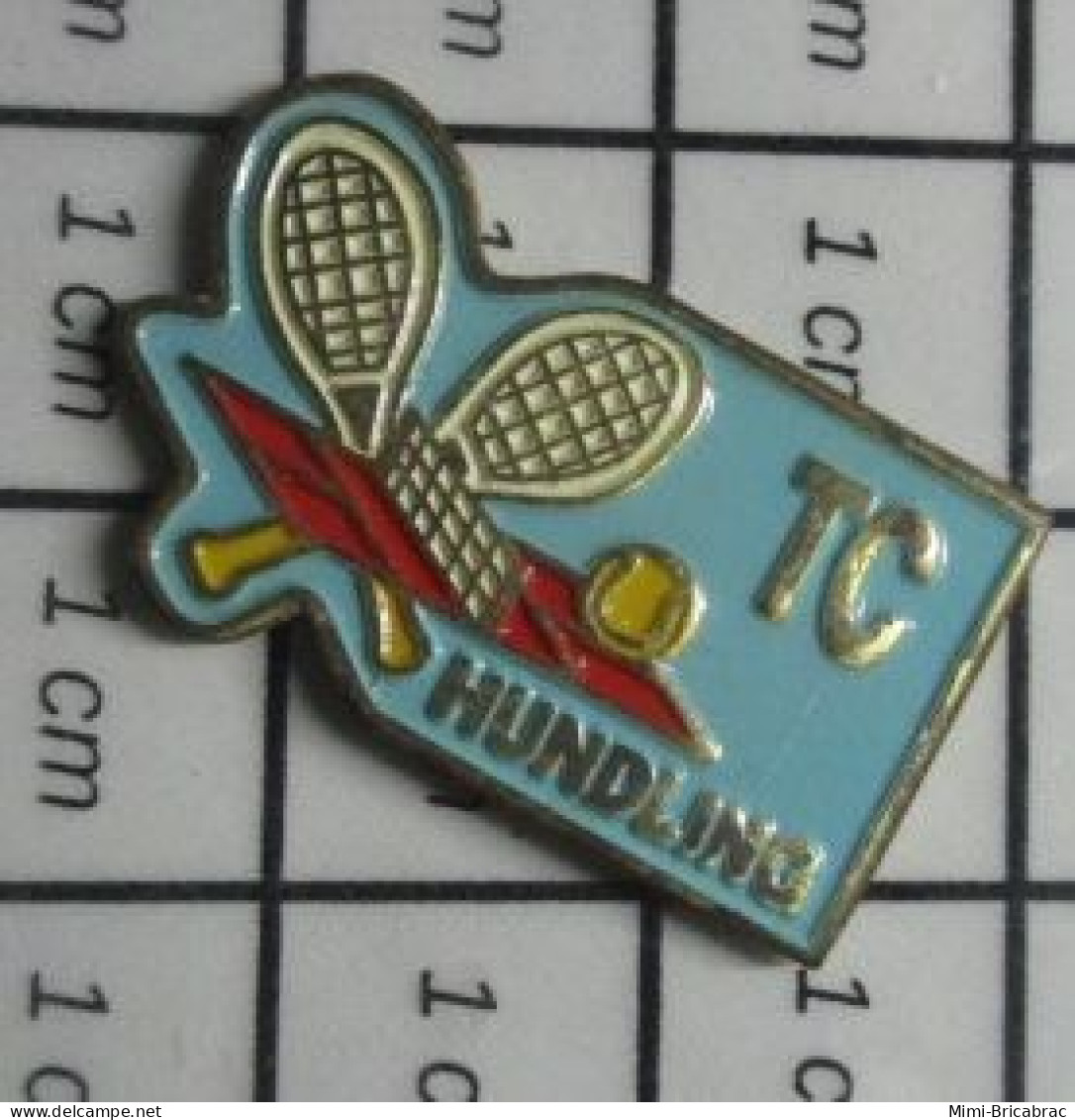 713B Pin's Pins / Beau Et Rare / SPORTS / TENNIS CLUB TC HUNDLING BALLE RAQUETTES COURT - Tenis