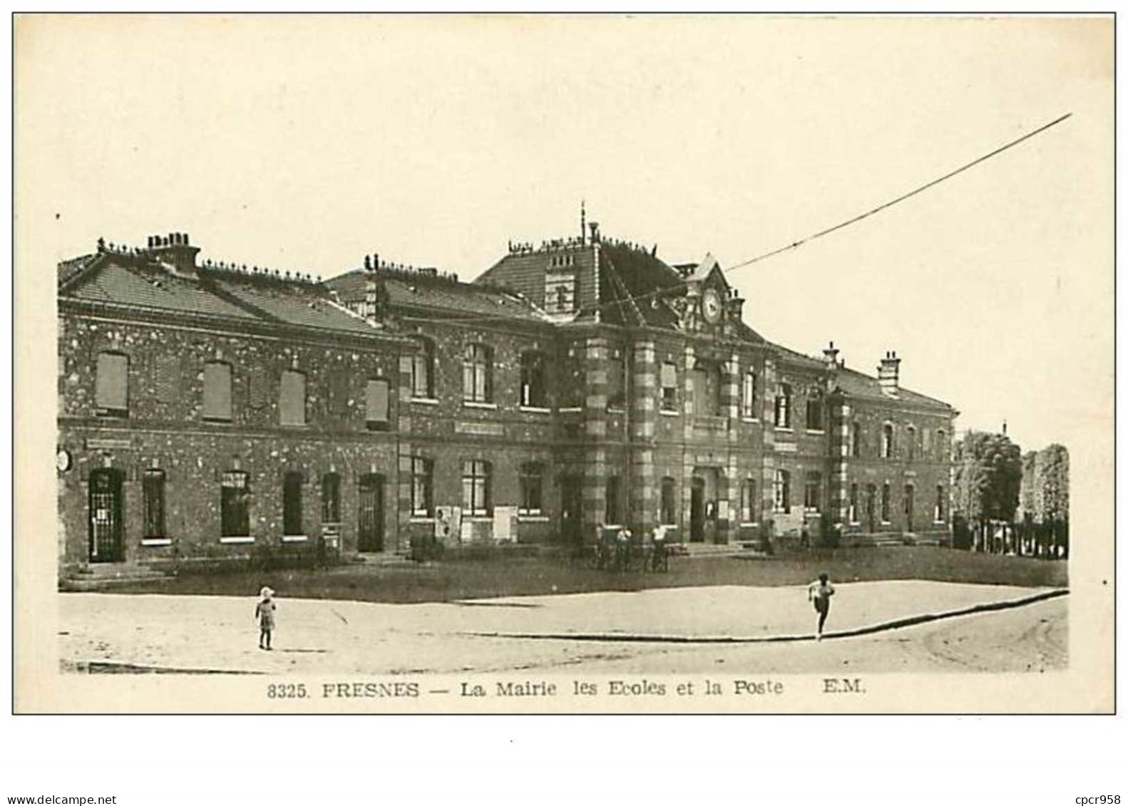 94.FRESNES.n°145.LA MAIRIE LES ECOLES ET LA POSTE - Fresnes