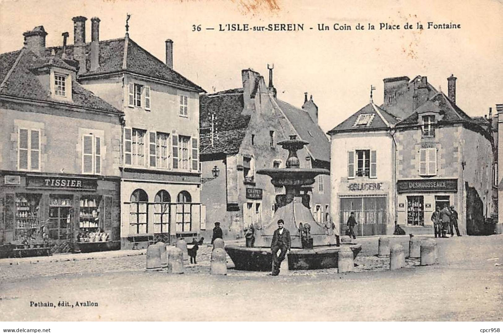 89 - L ISLE SUR SEREIN - SAN44245 - Un Coin De La Place De La Fontaine - L'Isle Sur Serein