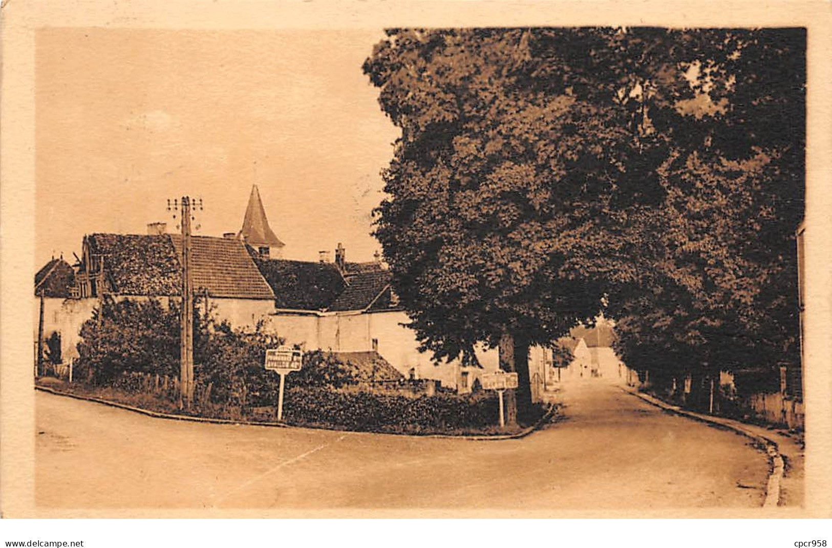 89 .n°110517 .  Courson Les Carrieres . Le Clocher .une Rue Du Village . - Courson-les-Carrières