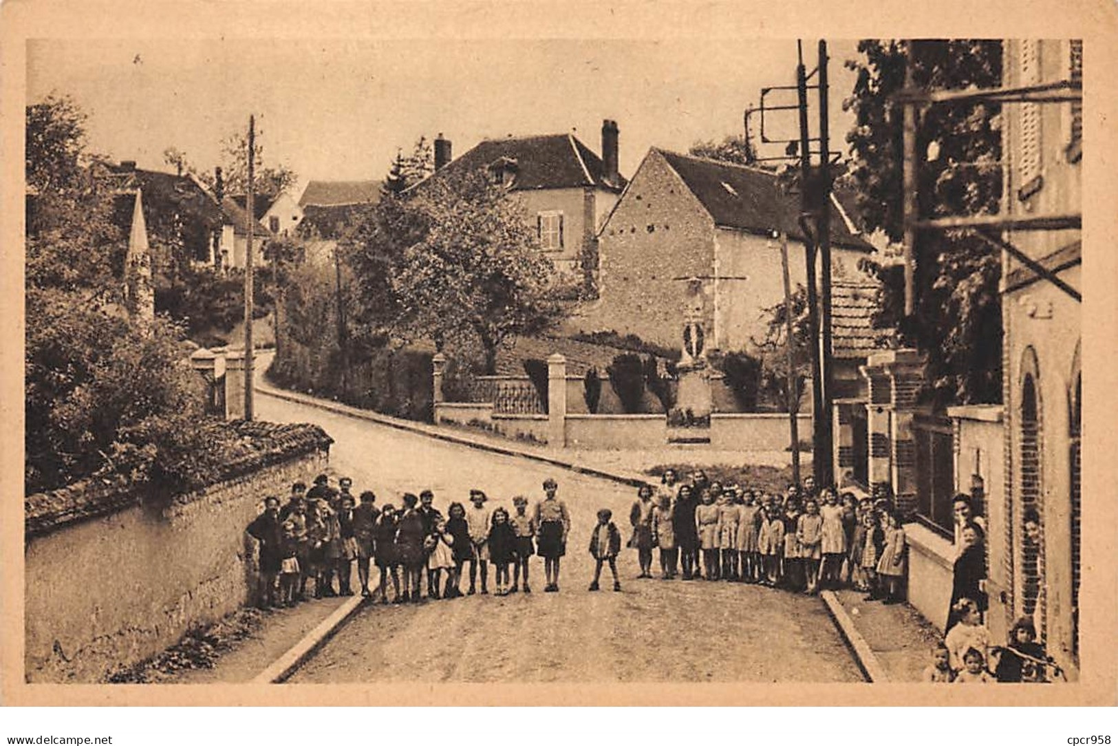 89 .n°109112.   Laroche Saint Cydoine . L Ecole Des Filles Et La Poste .rue De Lasson . - Laroche Saint Cydroine