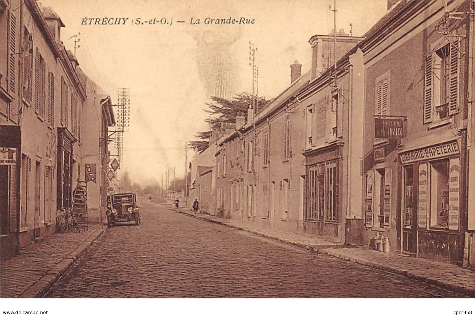 91 .n°110532 . Etrechy . Voiture . La Grande Rue . - Etrechy