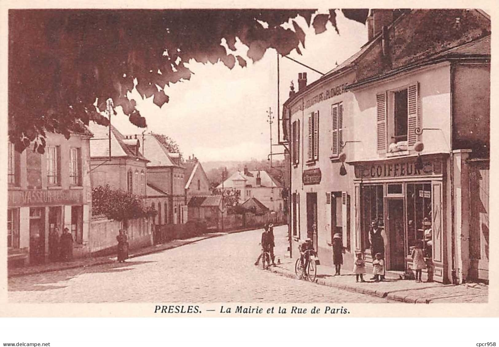95. N°56561.presles.la Mairie Et La Rue De Paris - Presles