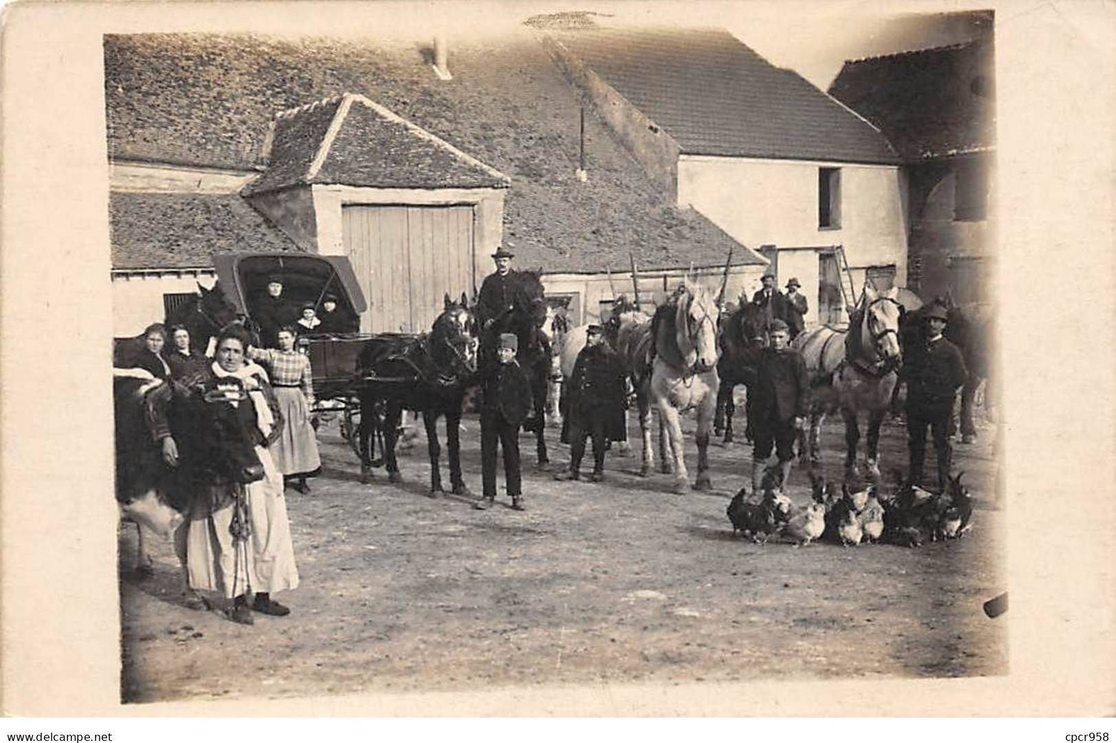 Agriculture - N°83235 - Groupe Dans Une Cour De Ferme, Avec Des Poules - Carte Photo à Localiser - Bauernhöfe