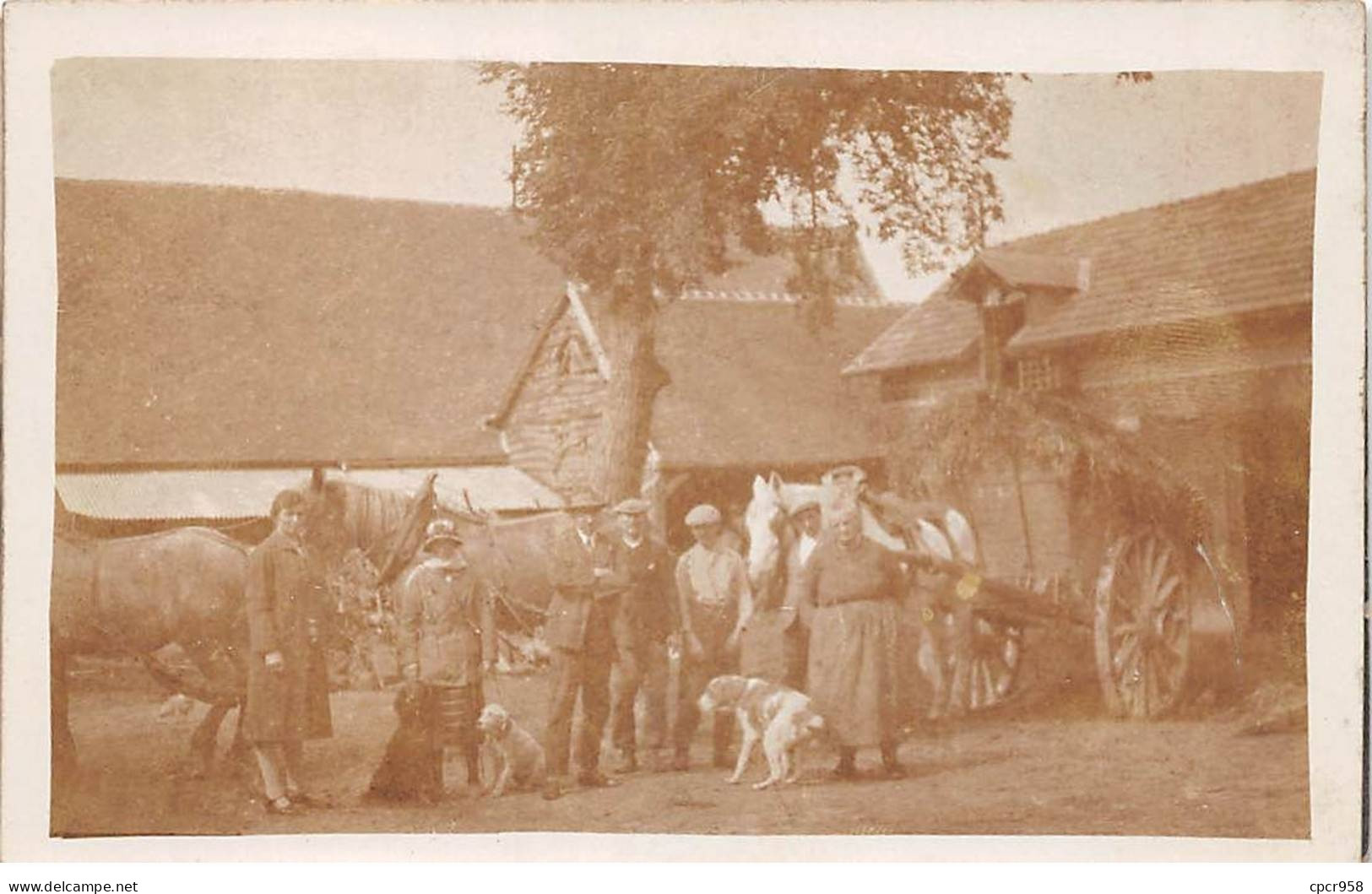 Agriculture - N°83234 - Groupe De Personnes Dans Une Cour De Ferme, Avec Un Attelage - Carte Photo à Localiser - Boerderijen