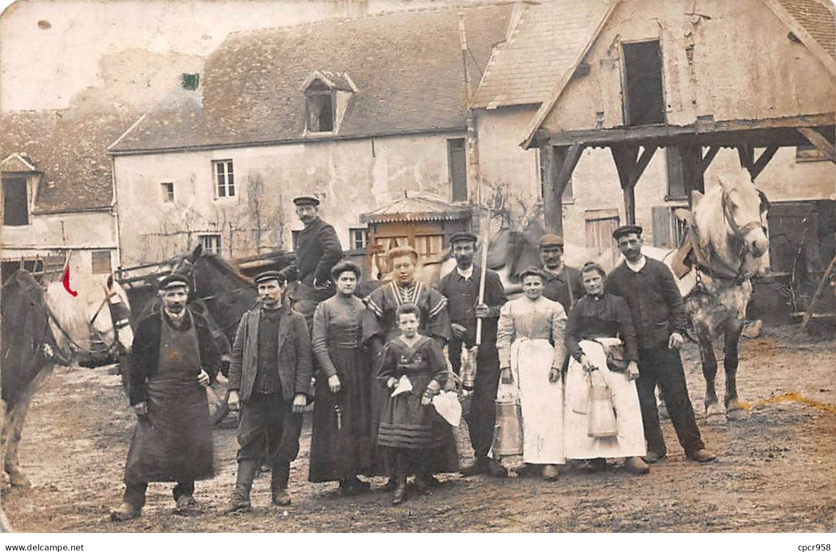 Agriculture - N°82701 - Groupe De Personnes Dans Une Cour De Ferme - Carte Photo à Localiser - Fermes