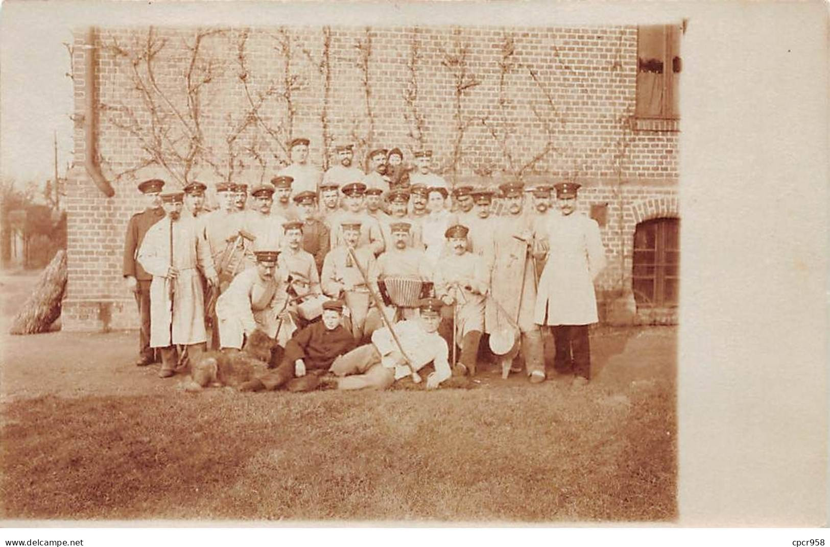 Allemagne - N°82171 - A Identifier - Militaires Dans Une Cour - Carte Photo - Da Identificare