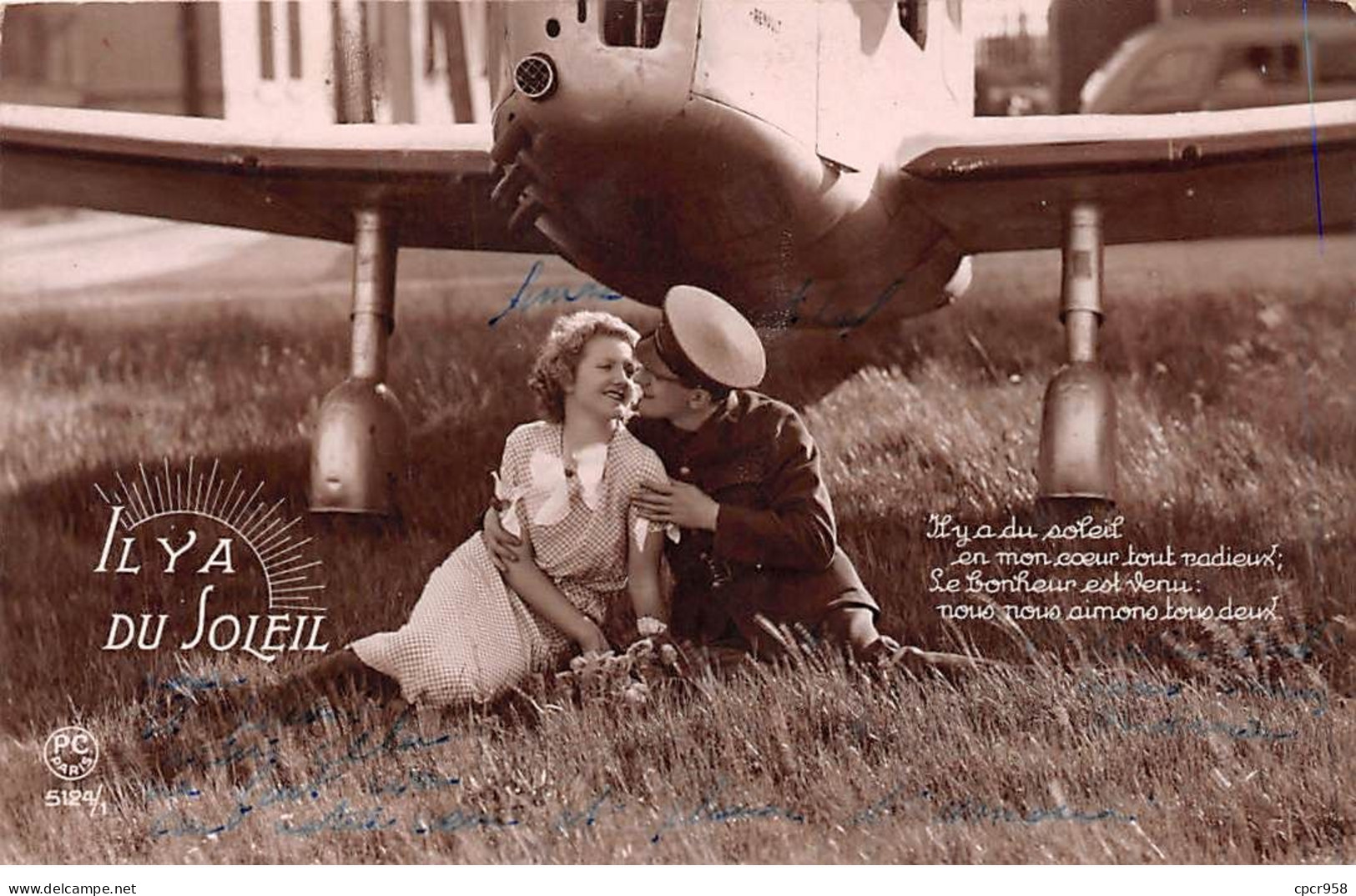 Aviation - N°70556 - Il Y A Du Soleil - Couple Assis Dans L'herbe Sous Un Avion - 1939-1945: 2ème Guerre