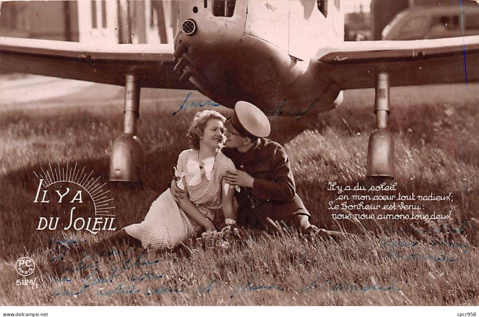 Aviation - N°70556 - Il Y A Du Soleil - Couple Assis Dans L'herbe Sous Un Avion - 1939-1945: 2de Wereldoorlog