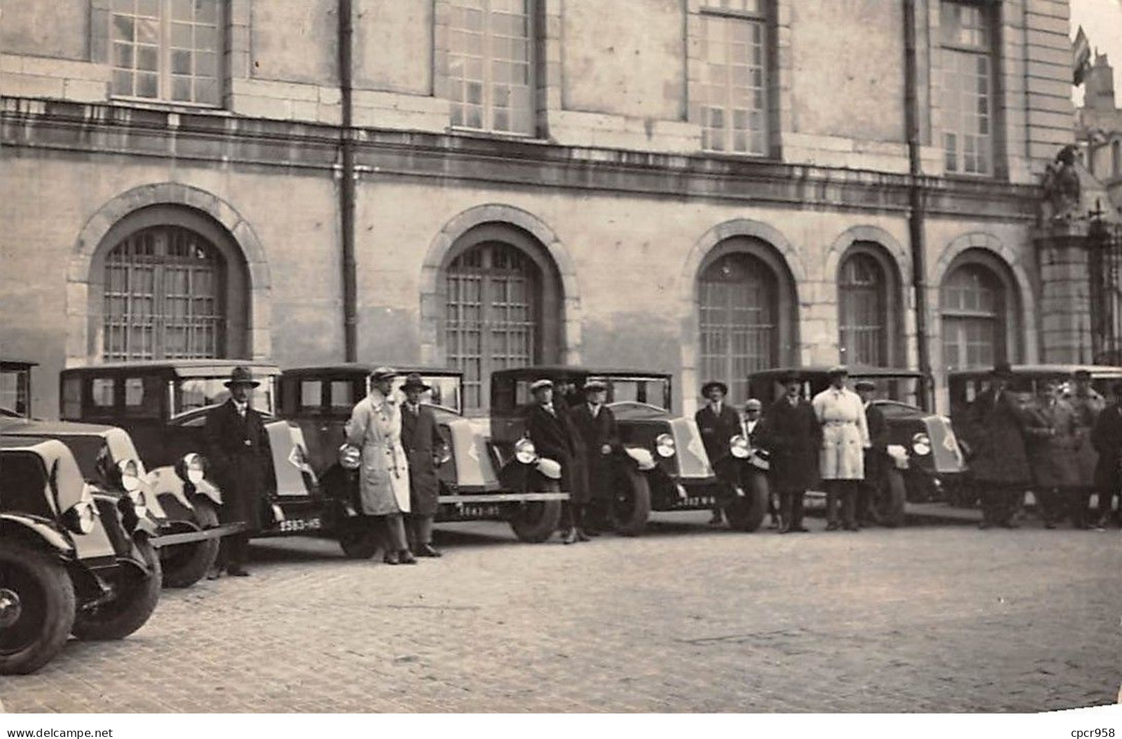 Automobiles - N°70732 - Taxi-Autobus - Hommes Devant Leurs Voitures - Carte Photo - Taxis & Fiacres