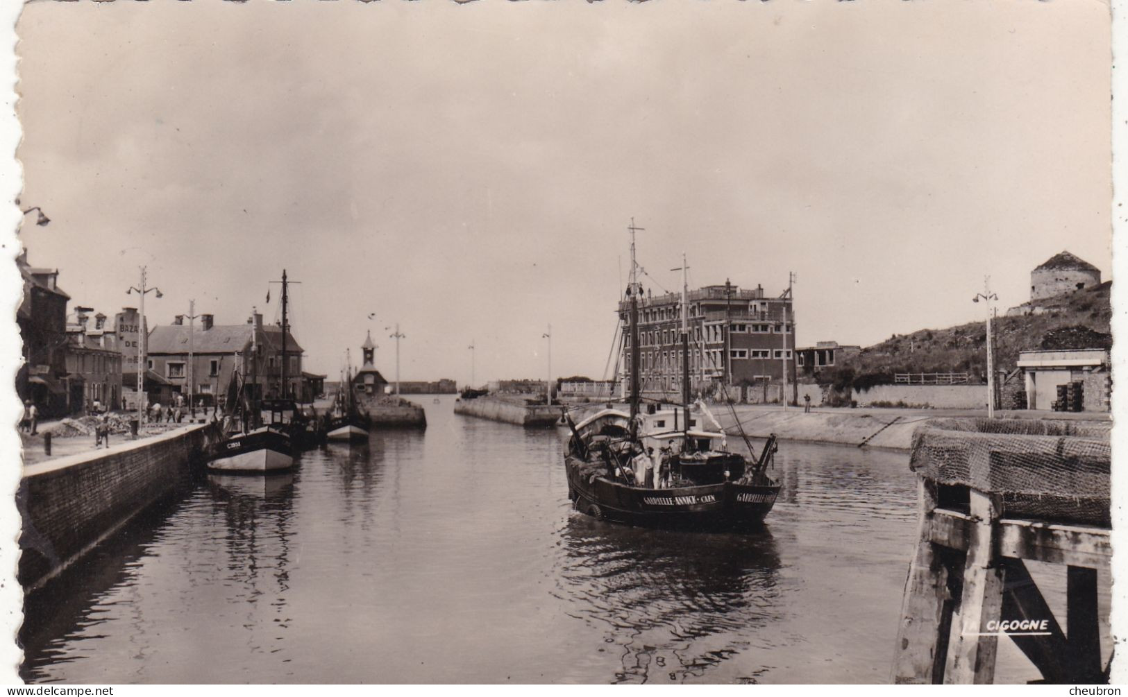 14. PORT EN BESSIN. CPA . DEPART POUR LA PECHE. ANNEE 1952 + TEXTE - Port-en-Bessin-Huppain