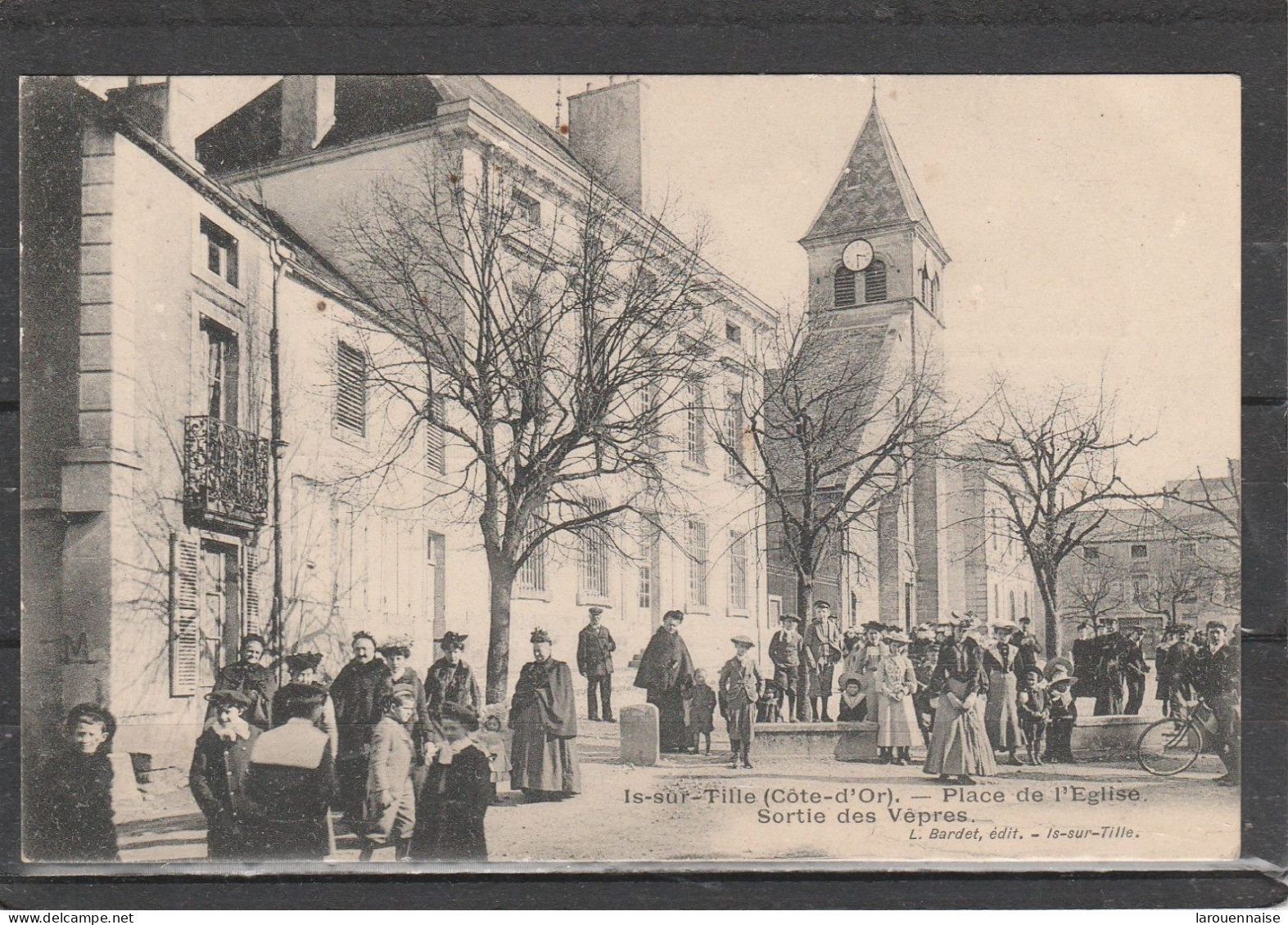 21 - IS SUR TILLE - Place De L' Eglise - Sortie Des Vêpres - Is Sur Tille
