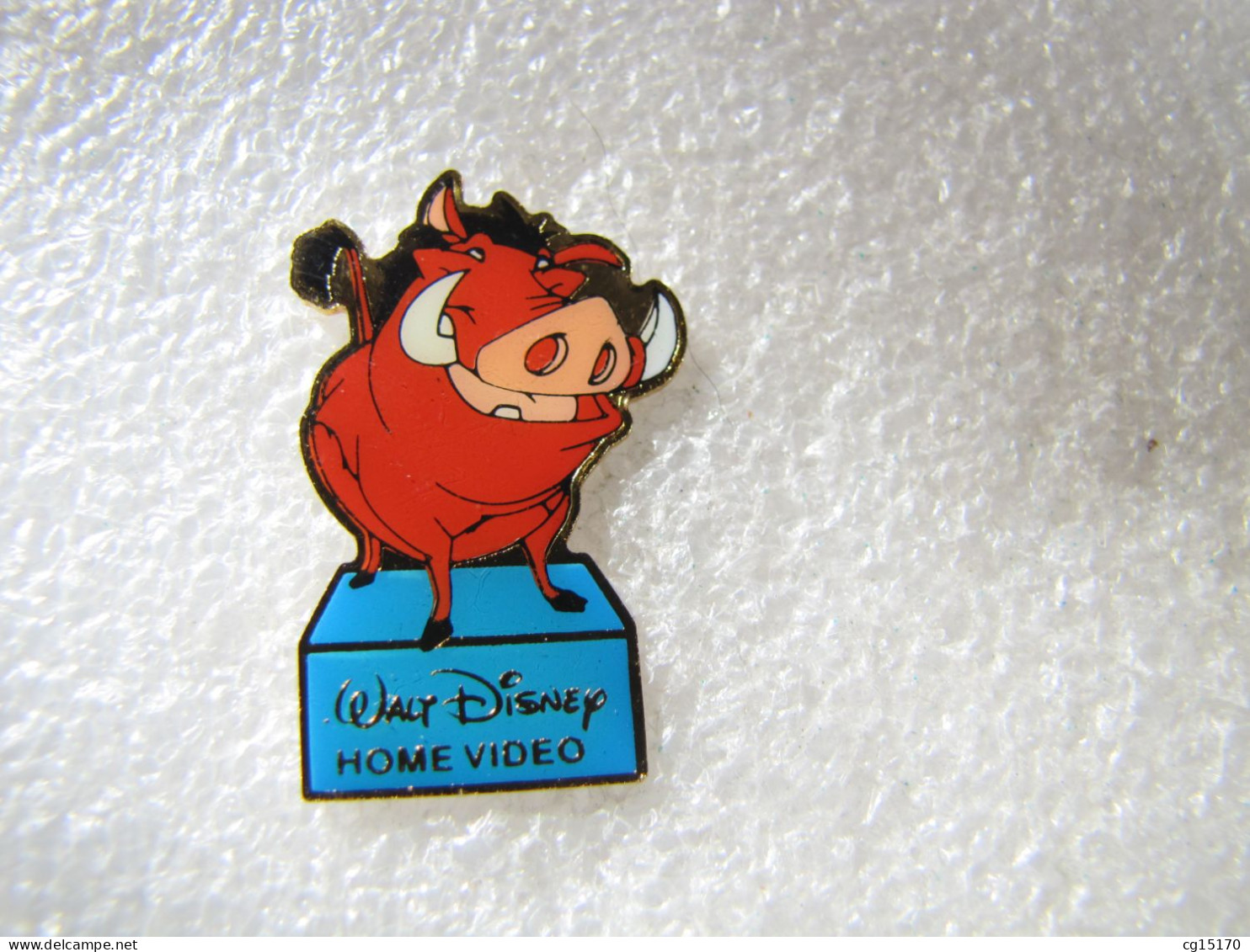 PIN'S    WALT DISNEY  HOME VIDEO  LE ROI LION  PUMBAA - Disney