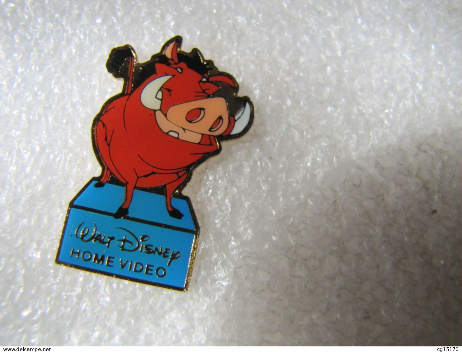 PIN'S    WALT DISNEY  HOME VIDEO  LE ROI LION  PUMBAA - Disney