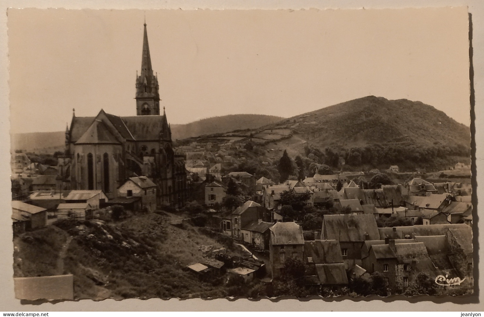 FUMAY (08 Ardennes) - Vue Sur Le Village / Eglise - Fumay