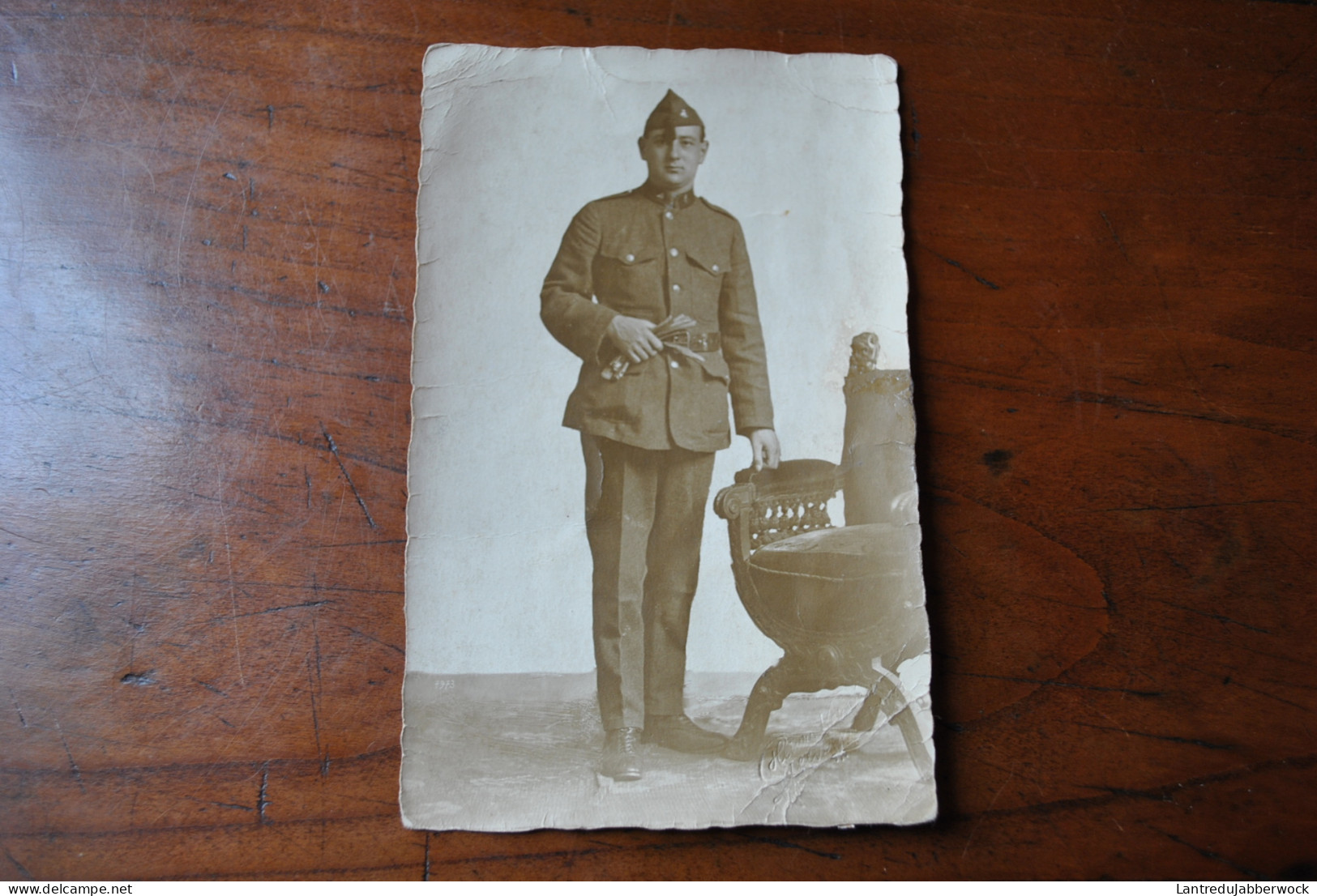 CPA Photo Carte Postale Ancienne Militaire En Uniforme Posant Fauteuil Gants Soldat Soldaat Uniform Armée Belge Calot - Personen