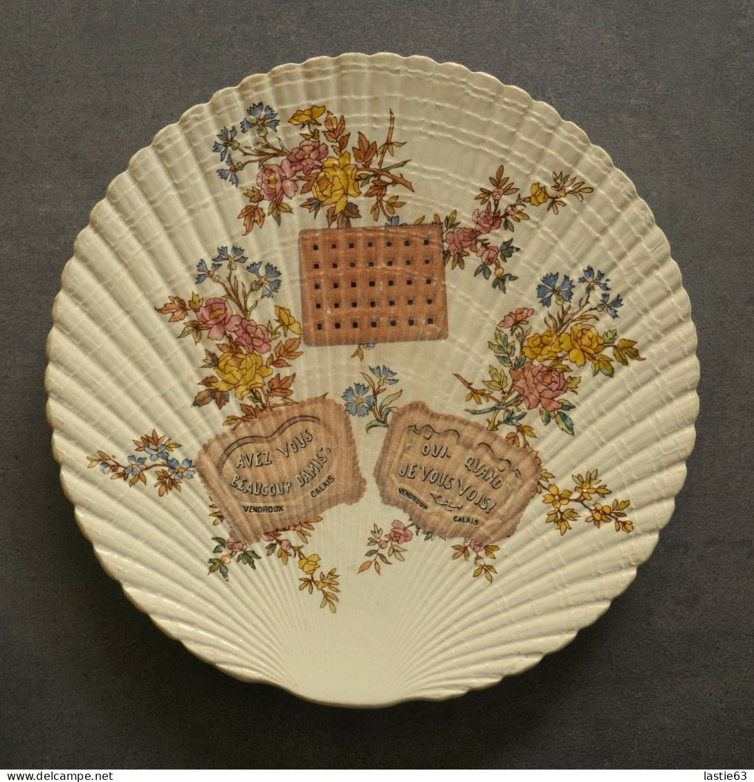 Rare  Assiette Publicitaire  Biscuits  Vendroux Calais  Forme De Coquille St Jacques Parfait état Diamètre 24,5 Cm - Sarreguemines (FRA)