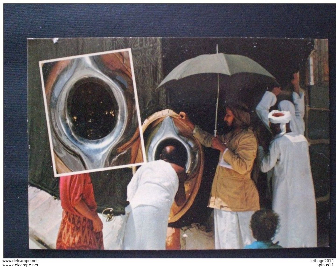 SAUDI ARABIA 1960 MECCA PILGRIMS KISS THE HOLY BLACK STONE - Saudi Arabia