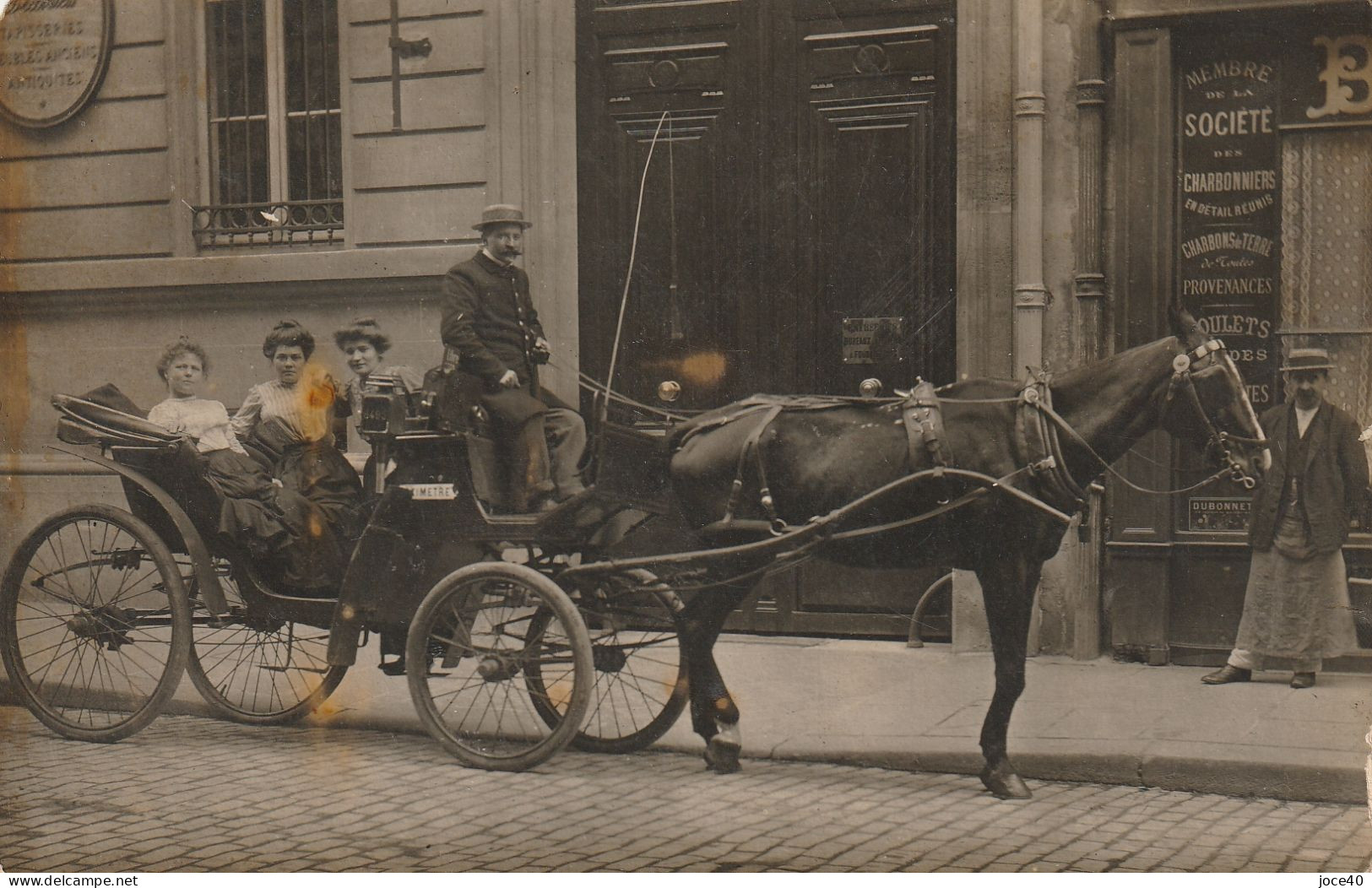 Carte-photo D'un Attelage Avec Cocher Devant Un Magasin De Charbon - Artisanat