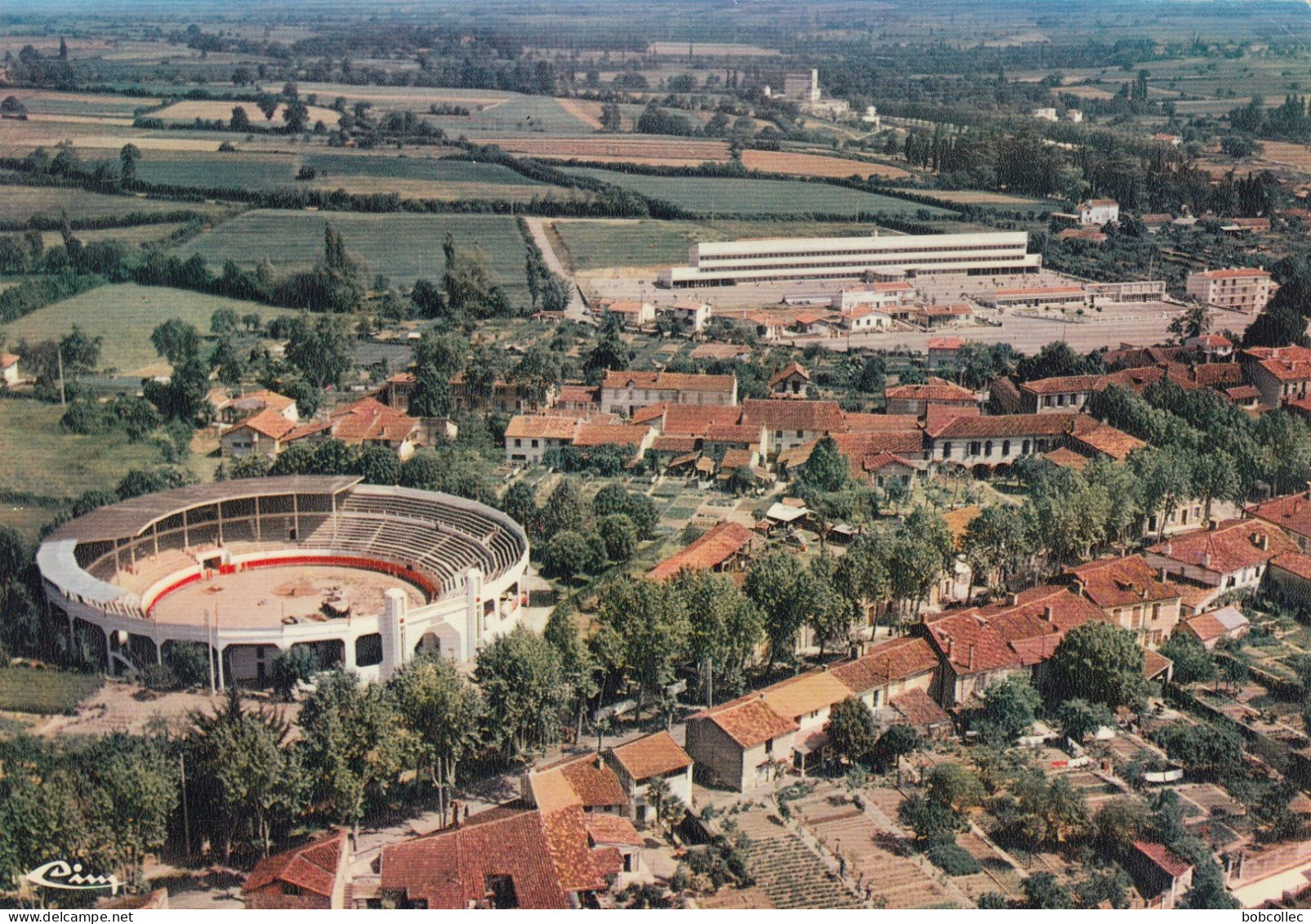 VIC-FEZENSAC (Gers): Vue Aérienne - Les Arènes Et Le Groupe Scolaire - Vic-Fezensac