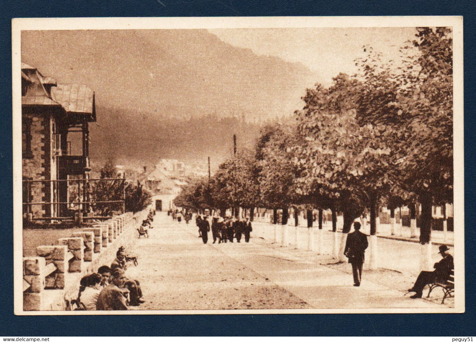 Roumanie. Busteni (région De Valachie, Oust De Bucarest). Promeneurs Sur Le Boulevard Staline - Romania