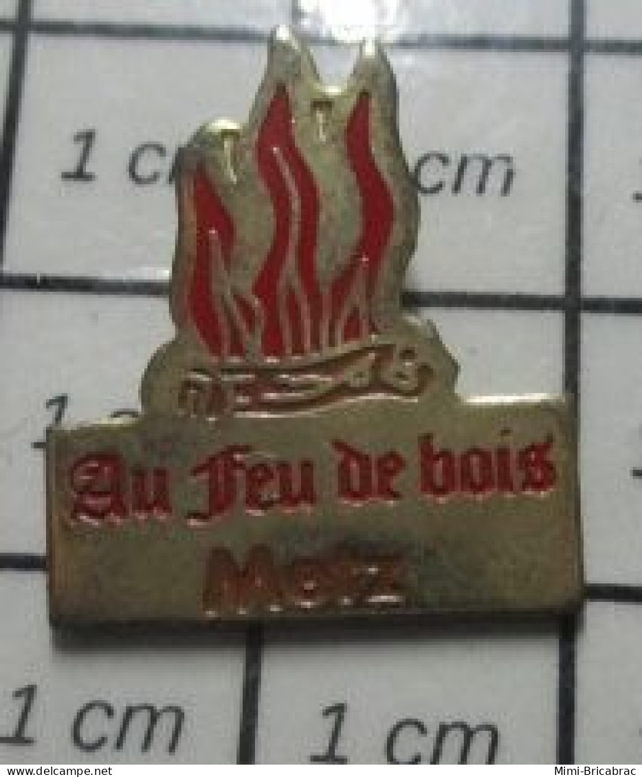 713B Pin's Pins / Beau Et Rare : ALIMENTATION / RESTAURANT AU FEU DE BOIS METZ Le Préféré De Jeanne D'Arc ! - Alimentazione