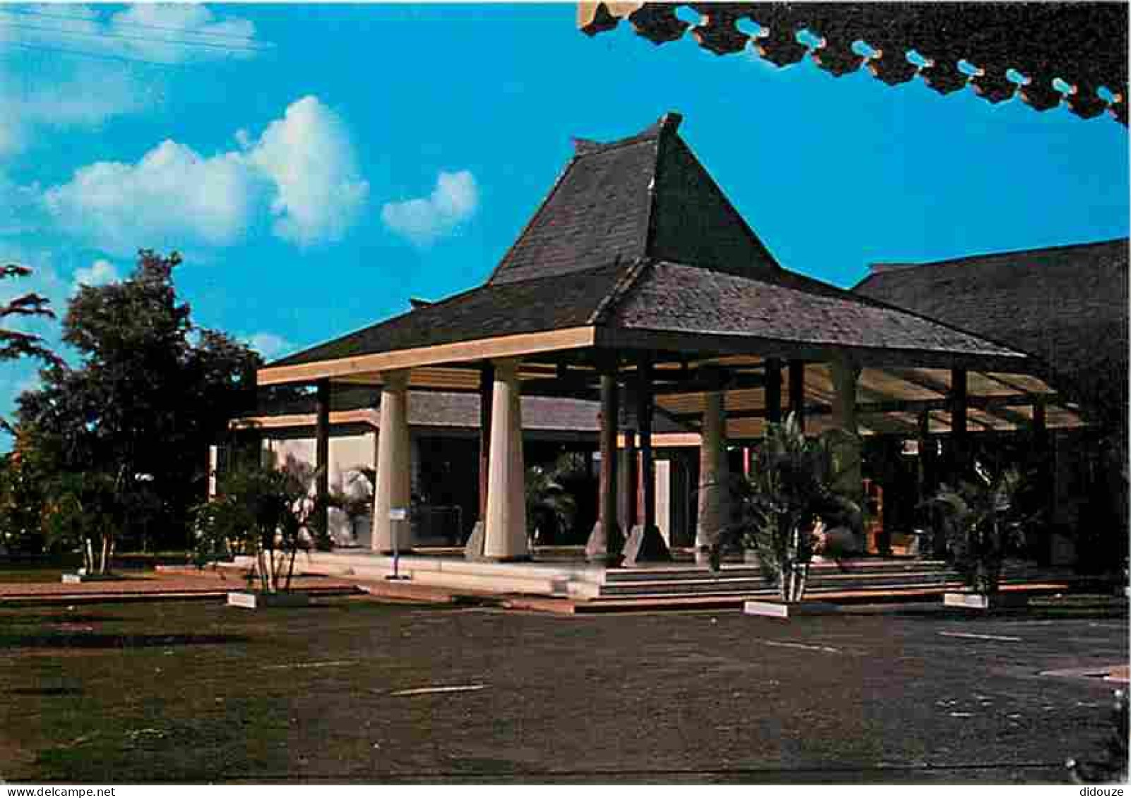 Indonésie - The Penpada West Java Traditional House Which Is A Copy Of Sultan Kasepuhan Palace At Ciberon - Carte Vierge - Indonesië