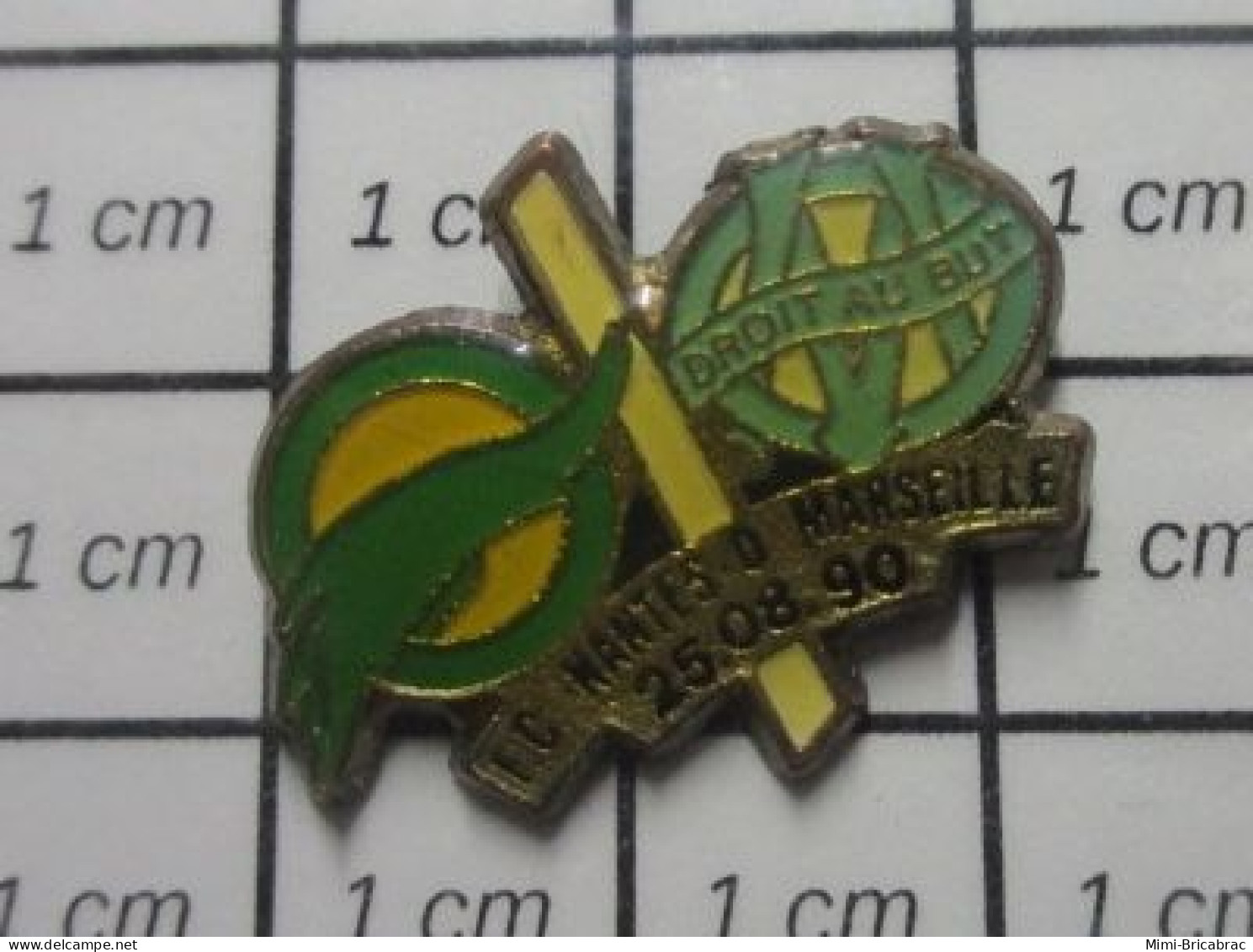 713B Pin's Pins / Rare & Belle Qualité !!!  SPORTS / FOOTBALL MATCH NANTES MARSEILLE 1990 - Voetbal