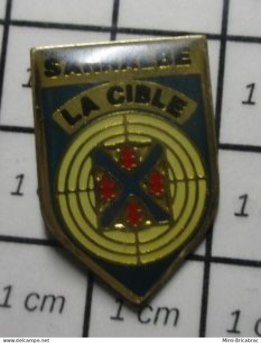 713B Pin's Pins / Beau Et Rare : SPORTS / LA CIBLE CLUB DE TIR SARRALBE - Other & Unclassified