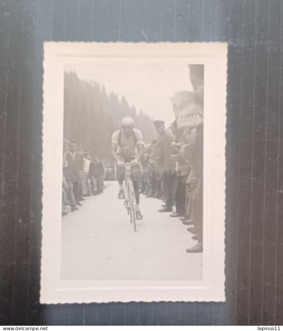 FOTOGRAFIA ORIGINALE FIORENZO MAGNI GIRO D ITALIA 1951 TAPPA DOLOMITI MISURE 7,5CM X 10,5CM - Sportifs