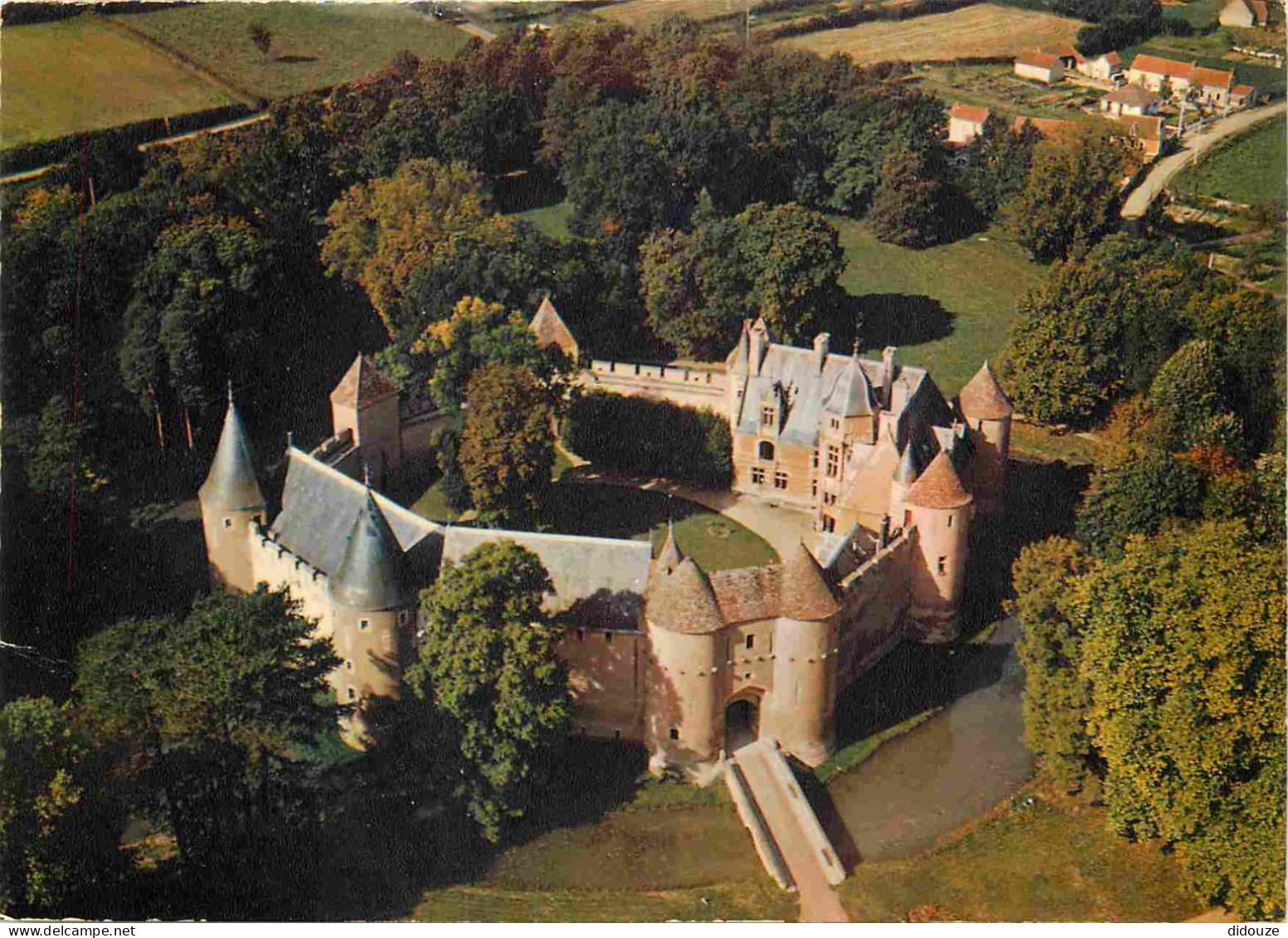 18 - Ainay Le Vieil - Le Château - Vue Aérienne - CPM - Voir Scans Recto-Verso - Ainay-le-Vieil