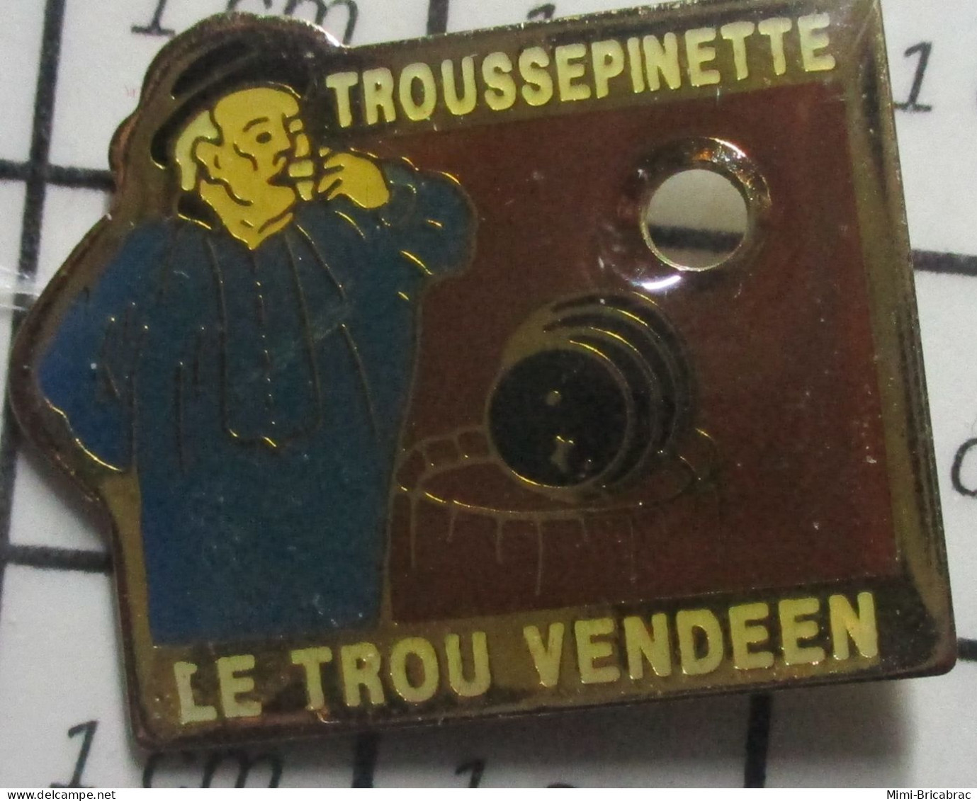 1116A Pin's Pins / Beau Et Rare / BOISSONS / TROUSSEPINETTE LE TROU VENDEEN ALCOOL DE VENTRE-A-CHOU - Beverages