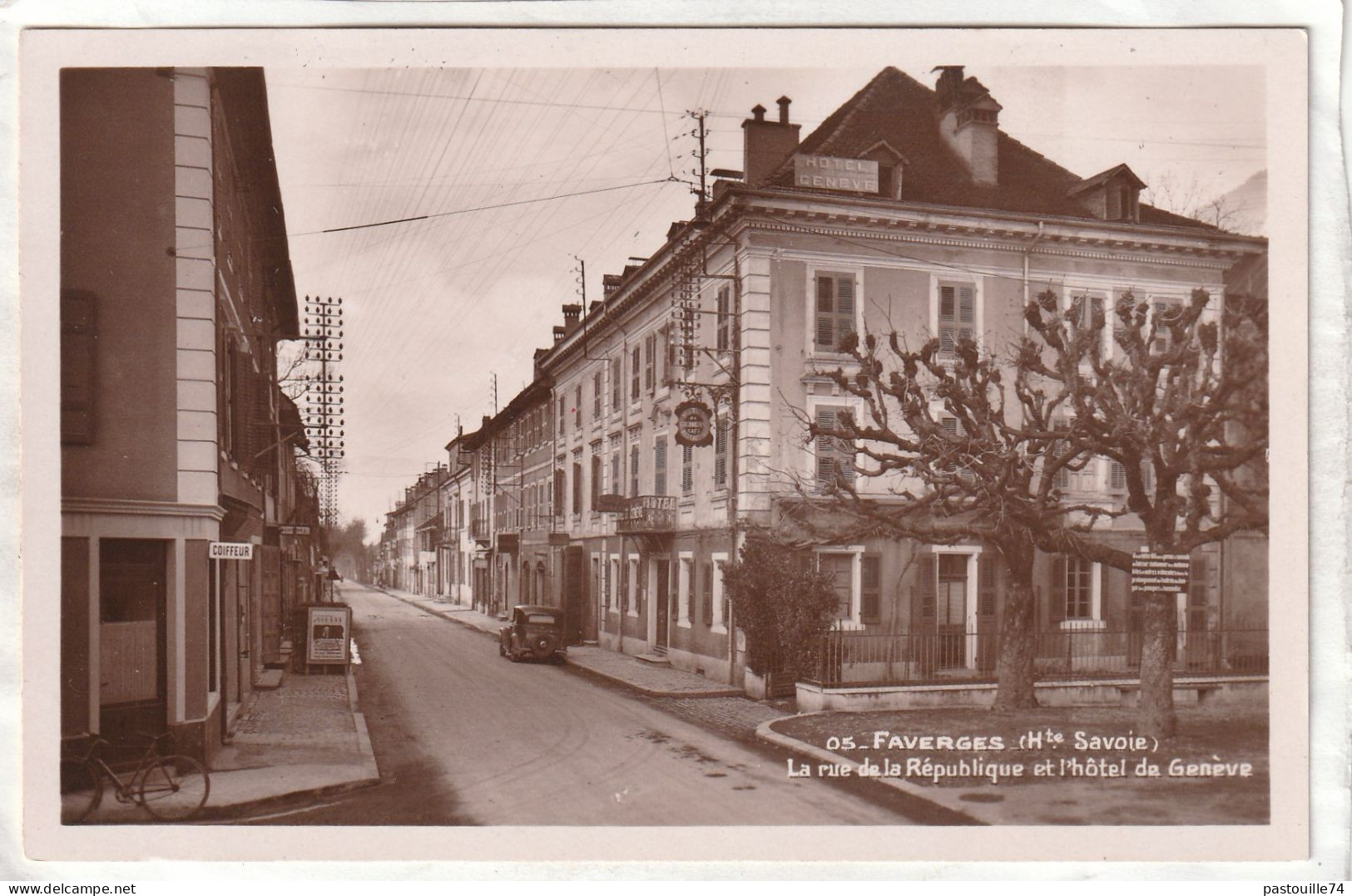 CPSM :  14 X 9  - FAVERGES.  -  La Rue De La République Et L'hôtel De Genève - Faverges